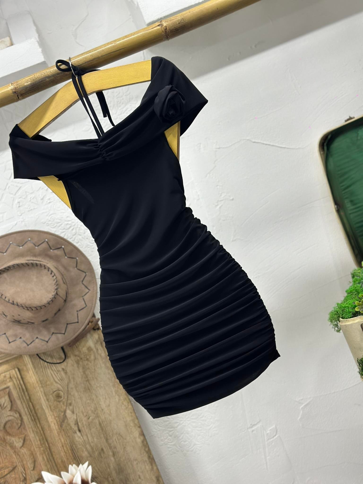 Sandy Kumaş Madonna Yaka Boyun Askılı Çiçek Detay Tasarım Elbise