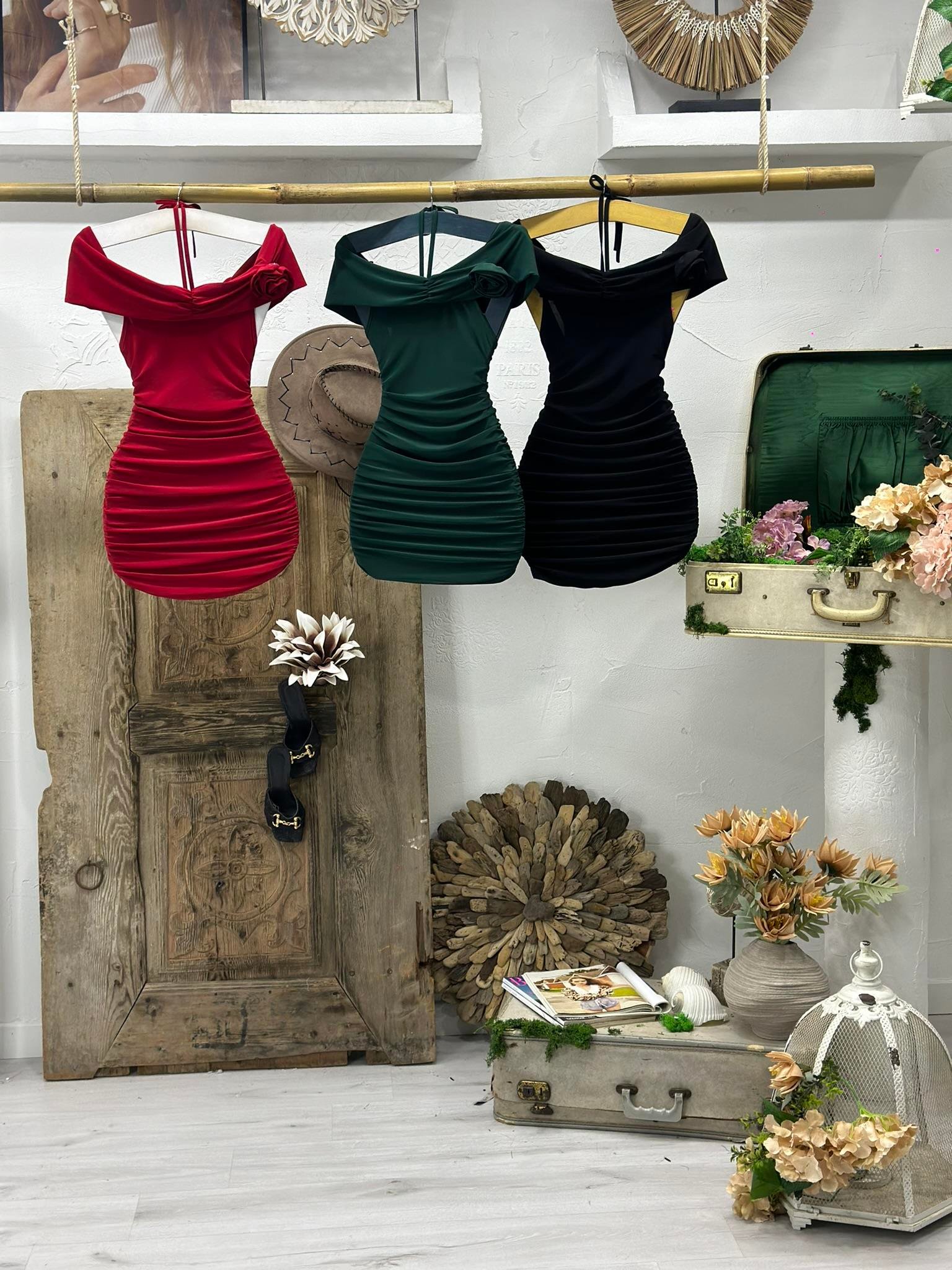 Sandy Kumaş Madonna Yaka Boyun Askılı Çiçek Detay Tasarım Elbise