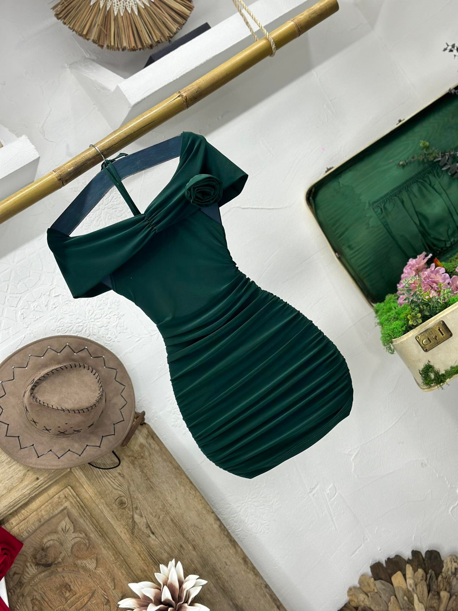 Sandy Kumaş Madonna Yaka Boyun Askılı Çiçek Detay Tasarım Elbise