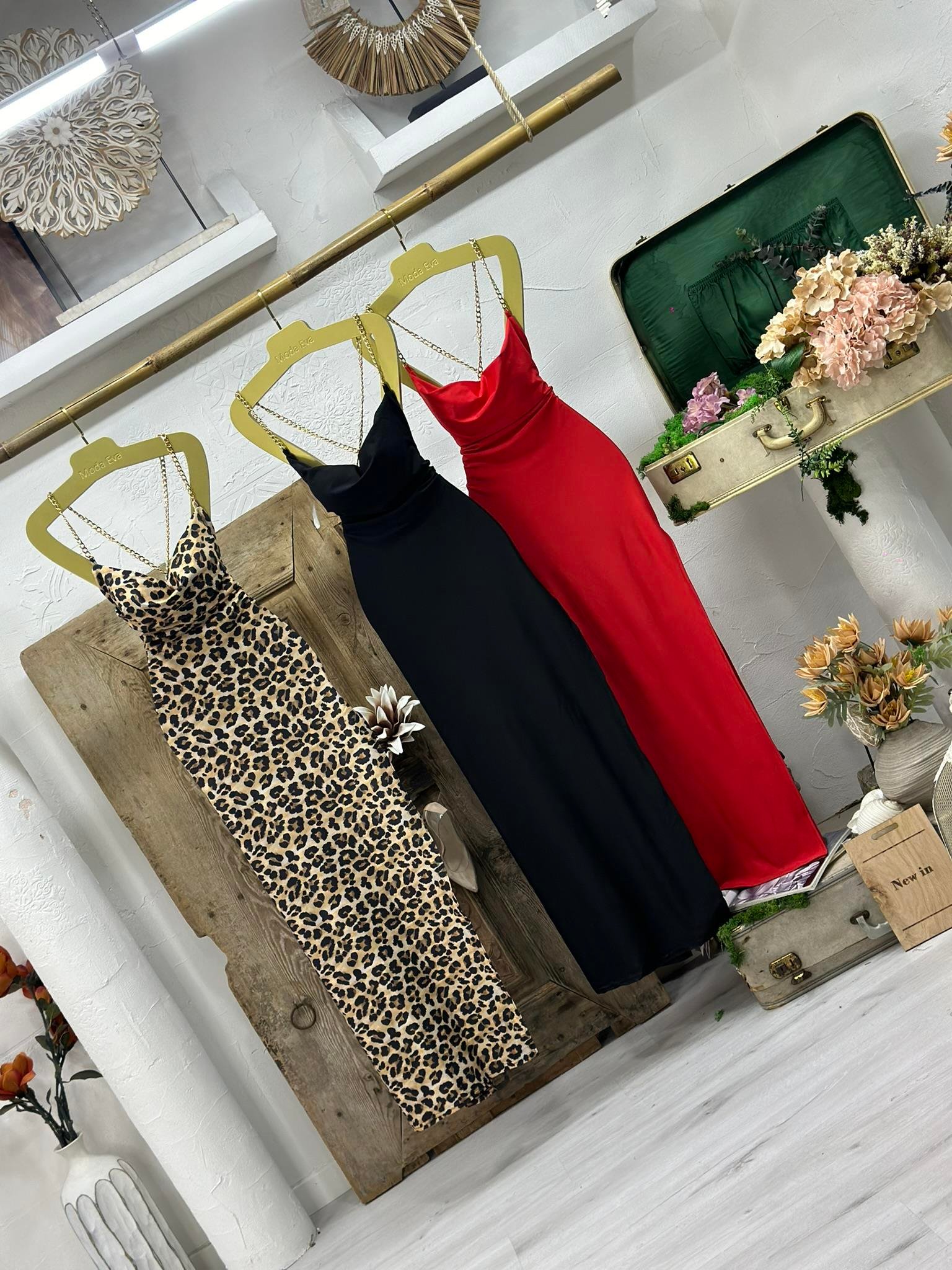 Sandy Kumaş Sırt Zincir Askılı Yırtmaçlı Uzun Elbise