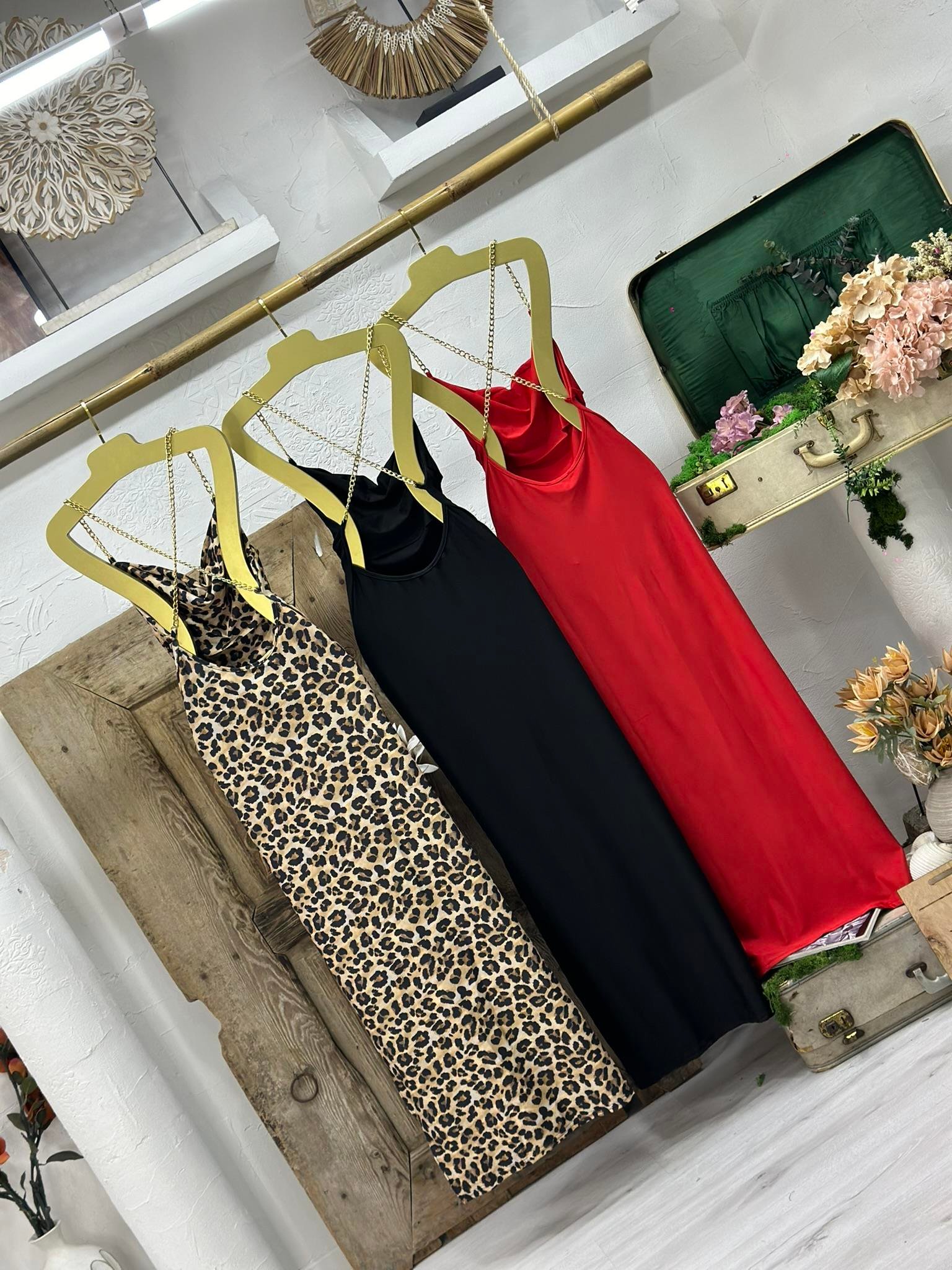 Sandy Kumaş Sırt Zincir Askılı Yırtmaçlı Uzun Elbise