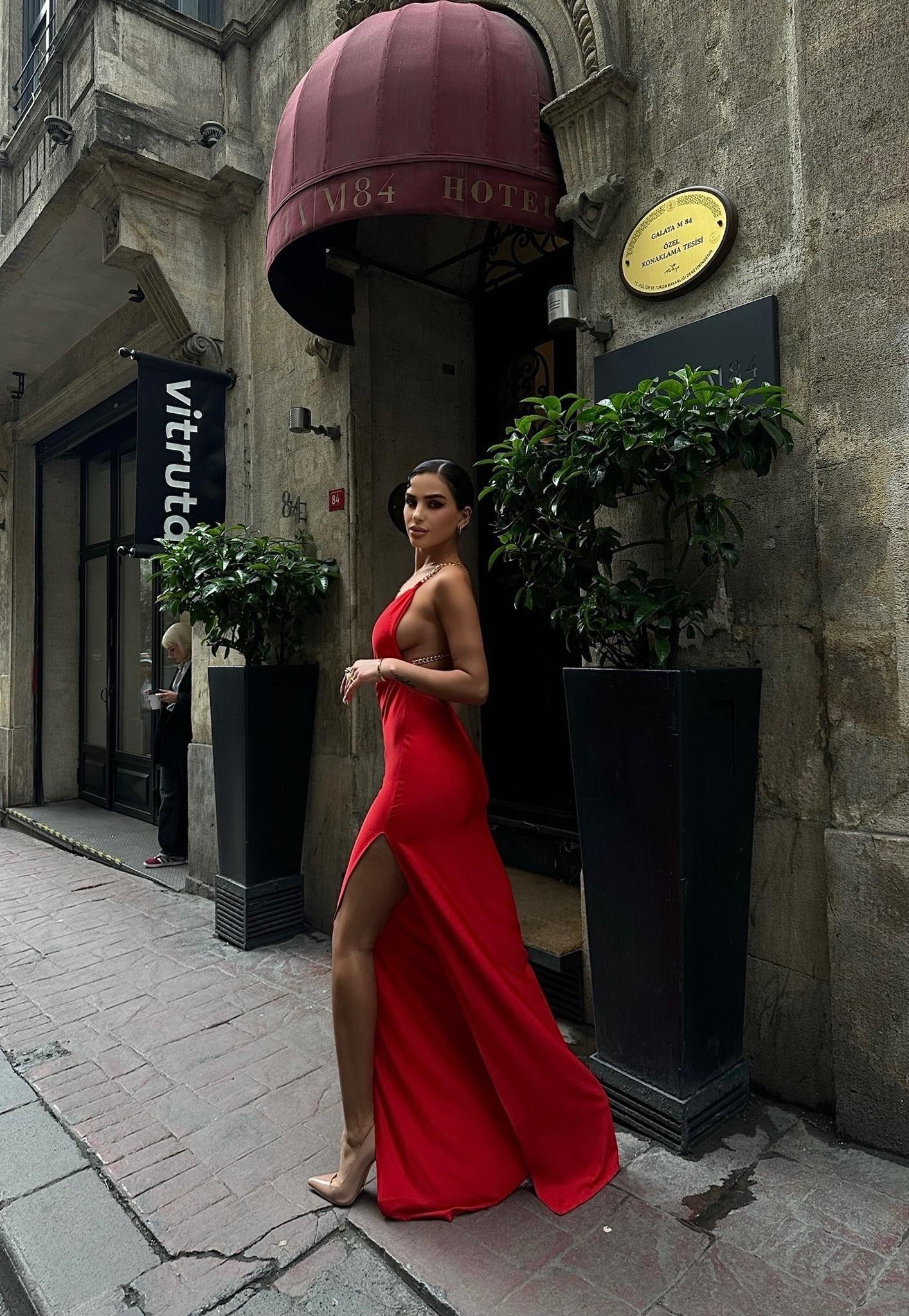 Sandy Kumaş Sırt Zincir Askılı Yırtmaçlı Uzun Elbise