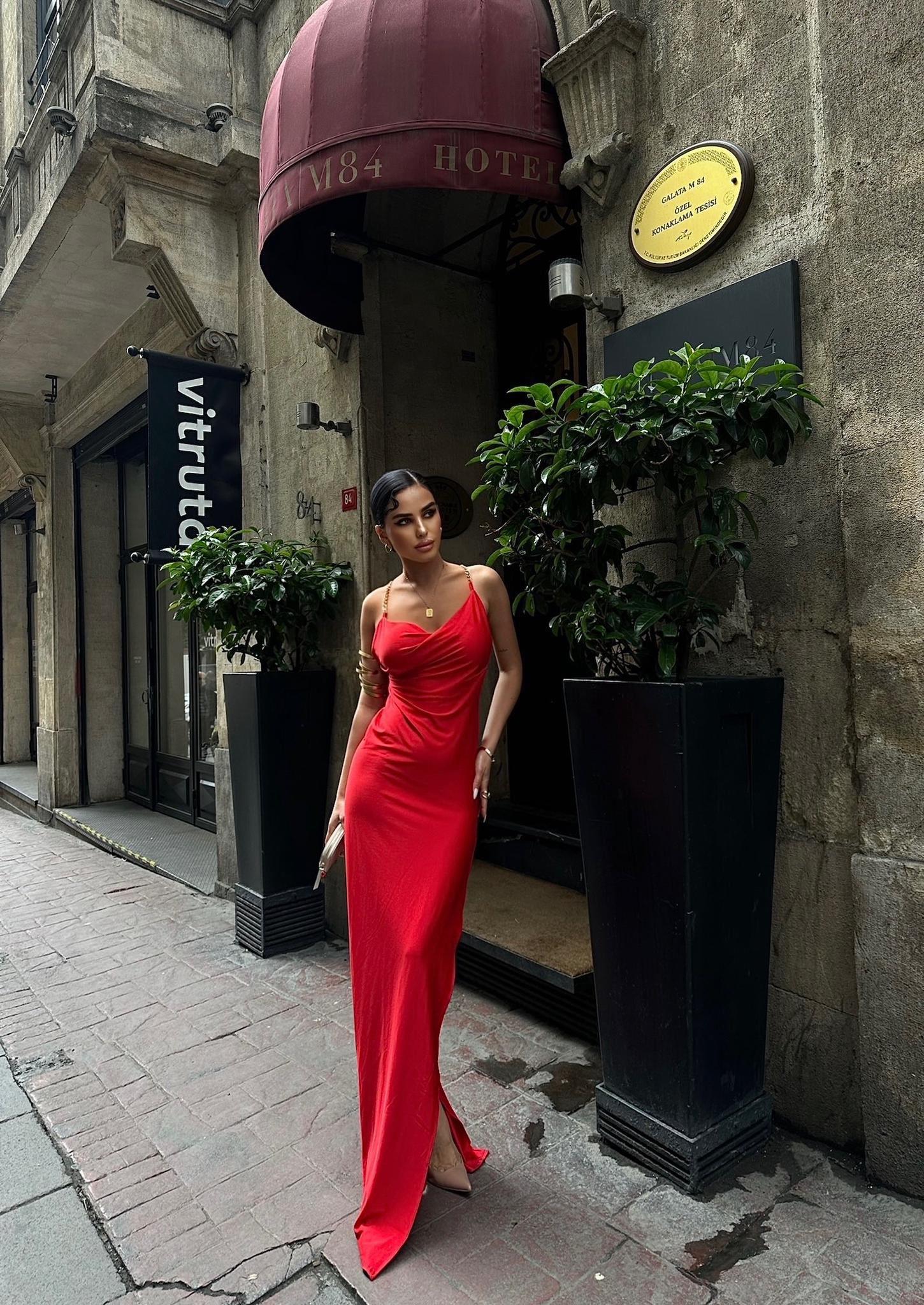 Sandy Kumaş Sırt Zincir Askılı Yırtmaçlı Uzun Elbise