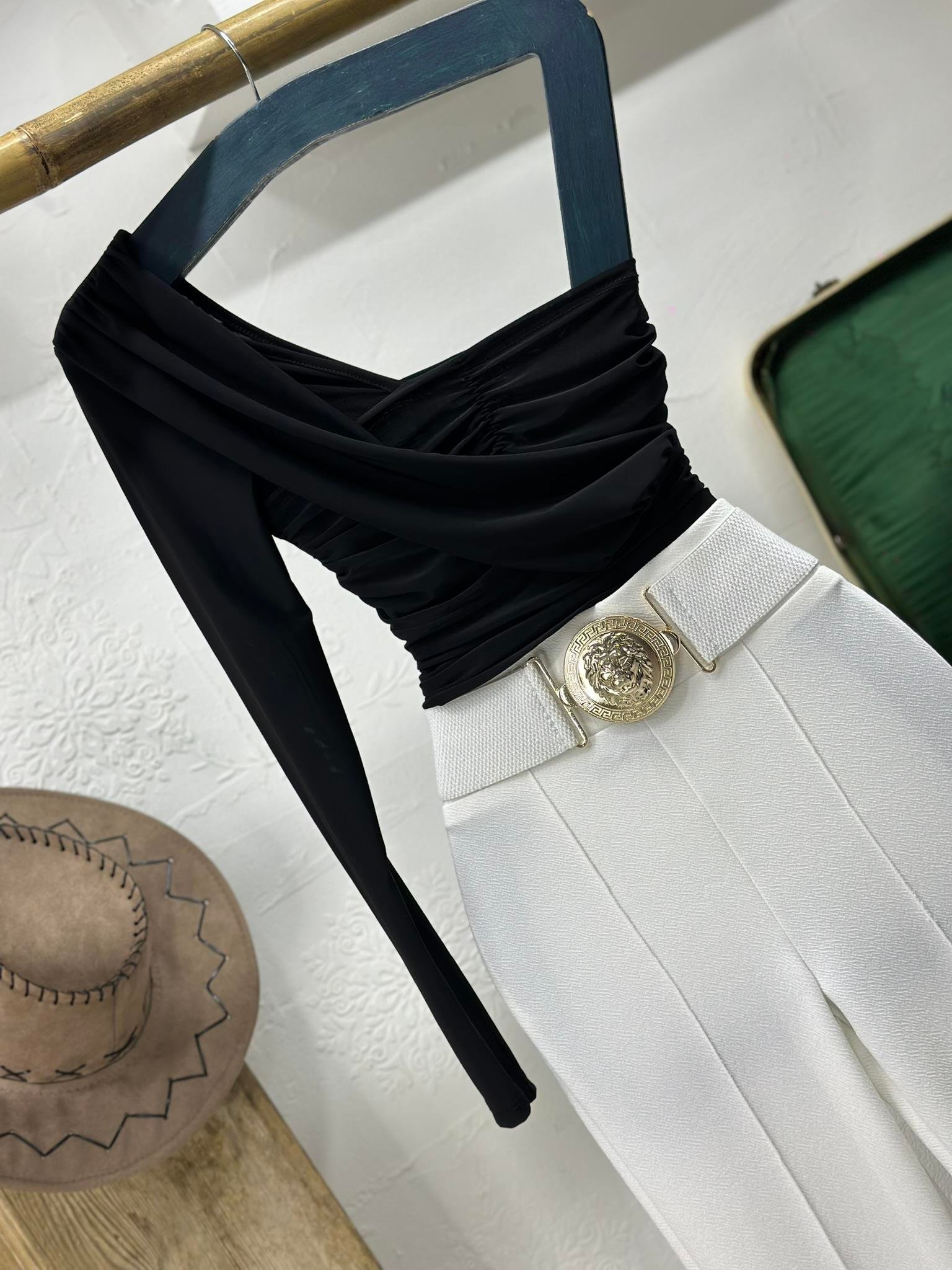 Sandy Kumaş Tek Kol Tasarım Bluz