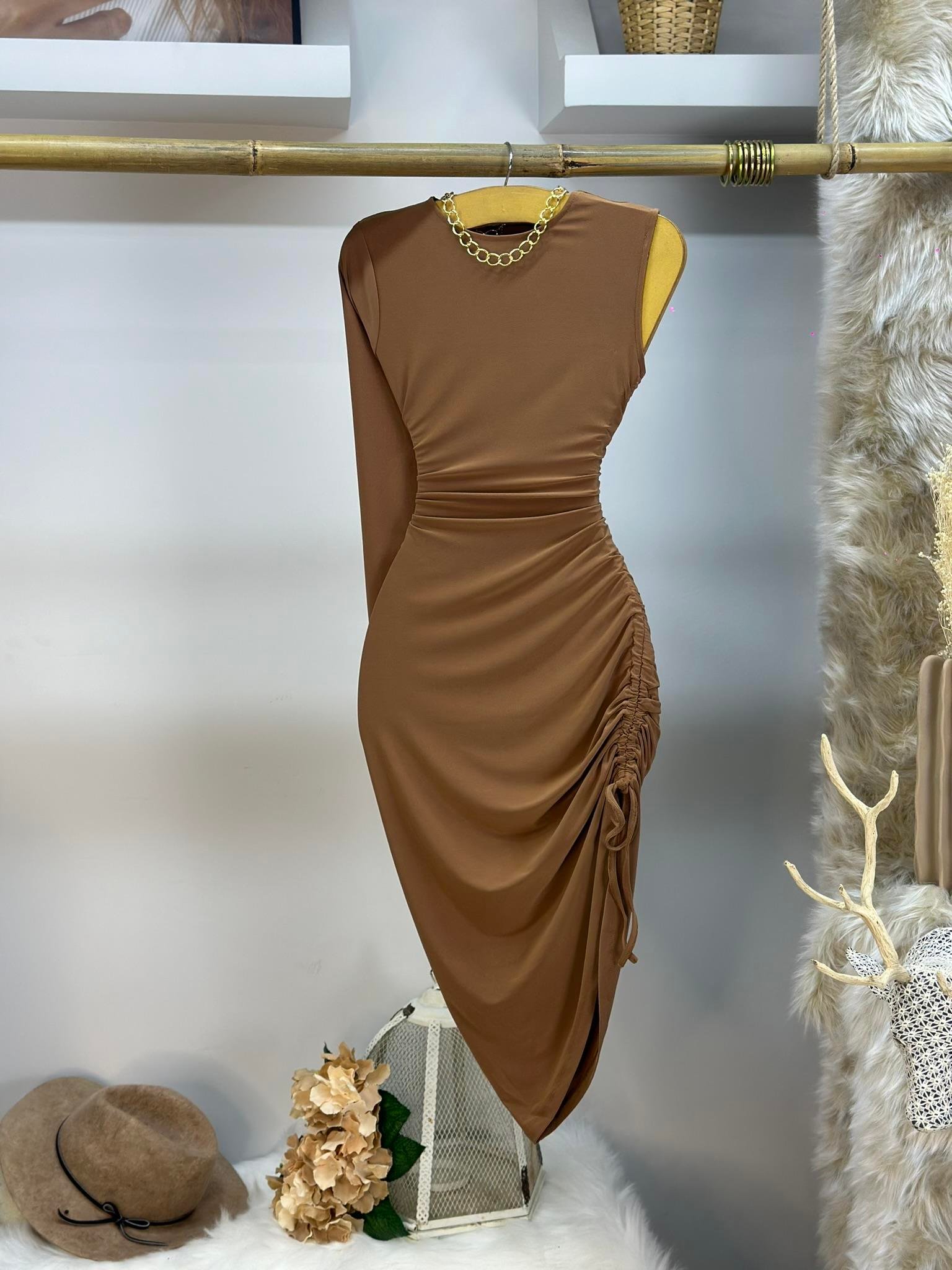 Sandy Kumaş Tek Kol Yan Asansör Büzgülü Elbise