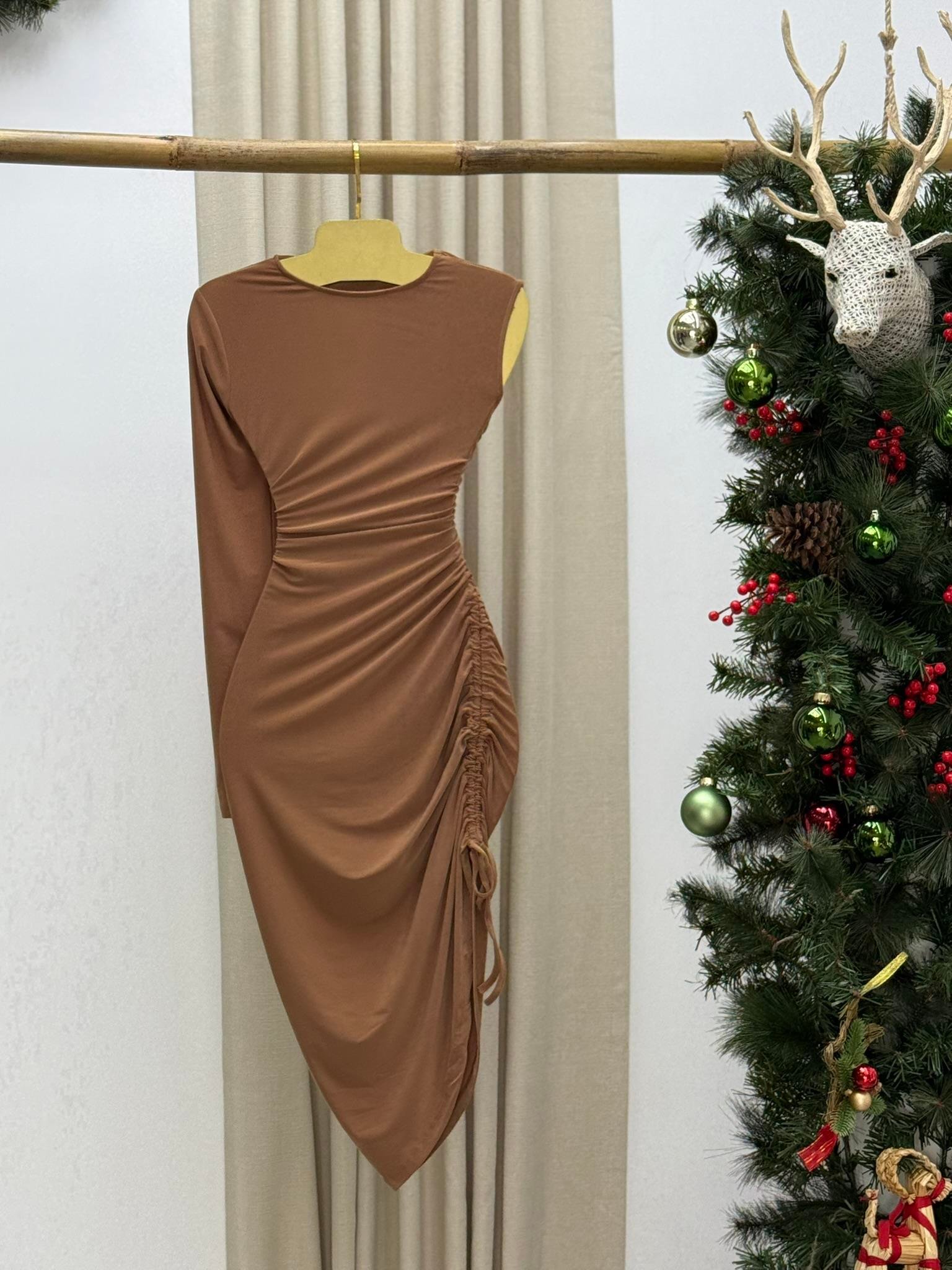 Sandy Kumaş Tek Kol Yan Asansör Büzgülü Elbise