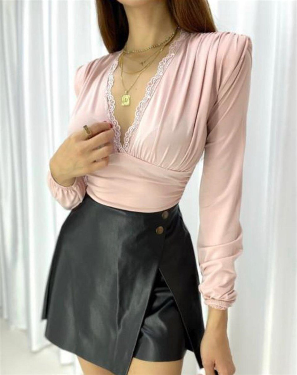 Sandy Kumaş Yakası Dantelli Vatkalı Tasarım Bluz