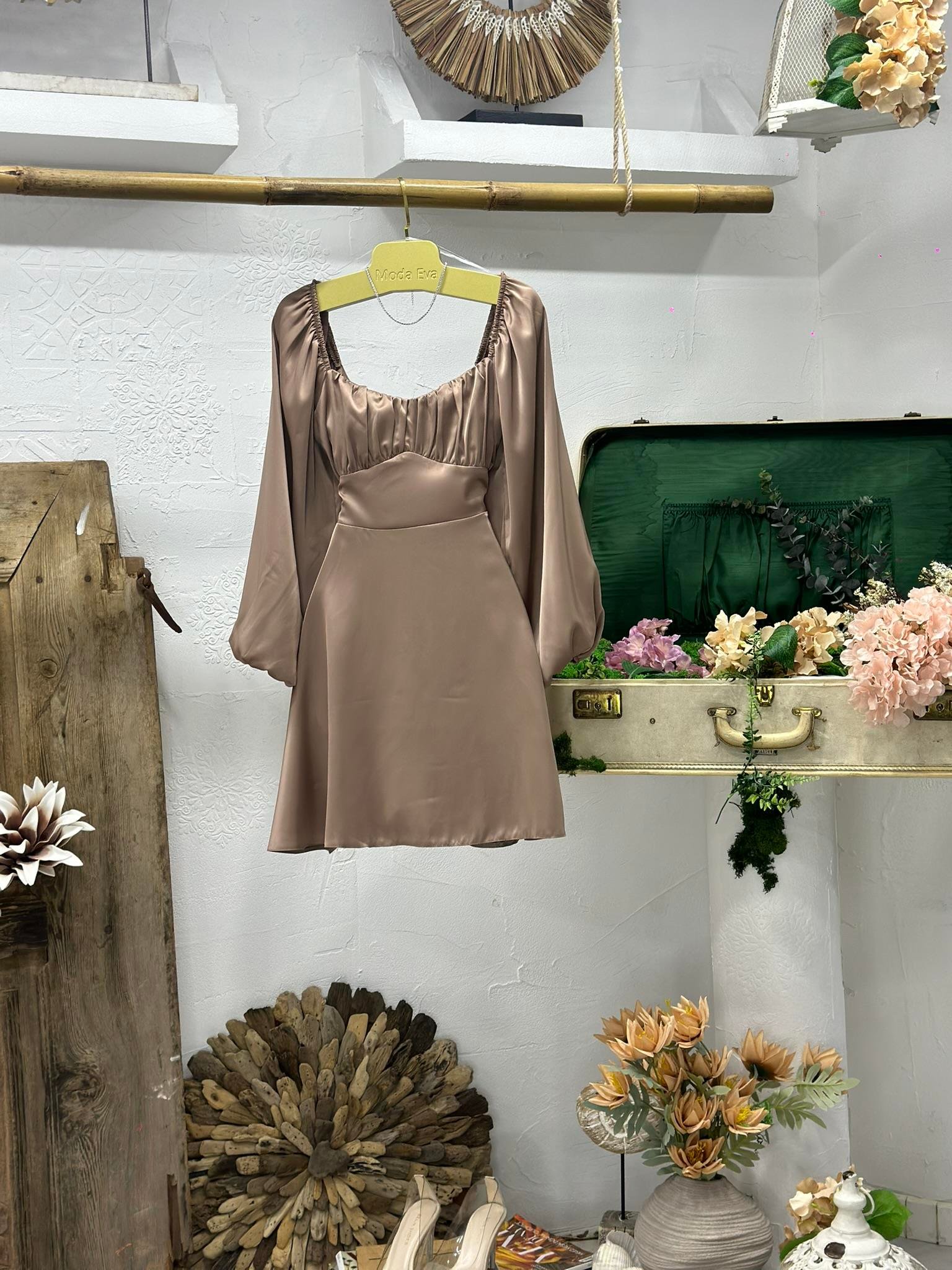 Saten Kumaş Balon Kol Göğüsler Büzgü Detaylı Kloş  Bej Elbise