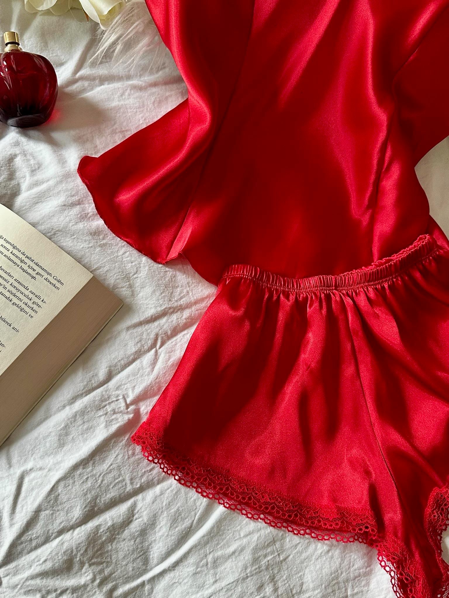 Saten Kumaş Dantel Detaylı Derin V Yaka Şortlu Takım