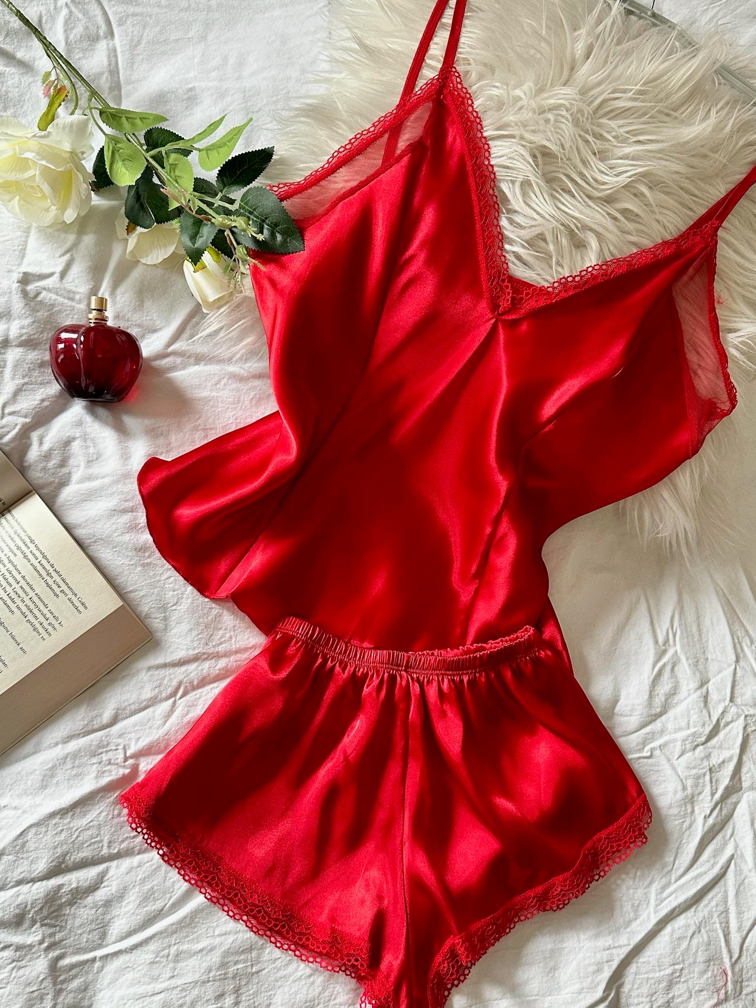 Saten Kumaş Dantel Detaylı Derin V Yaka Şortlu Takım