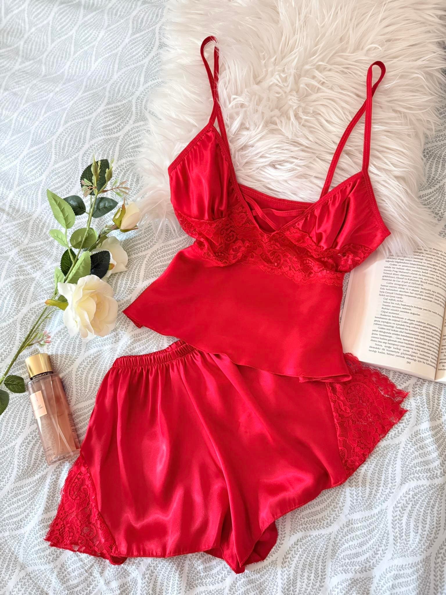 Saten Kumaş Dantelli Çapraz Detaylı Şortlu Takım