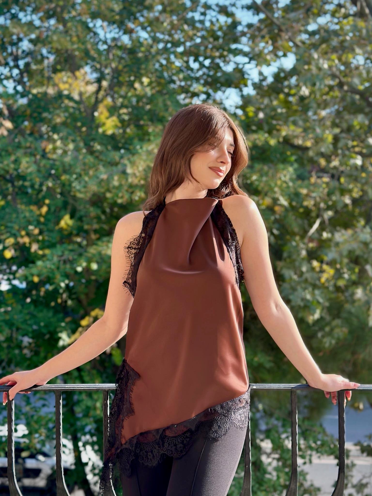 Saten Kumaş Degaje Yaka Dantel Detaylı Asimetrik Bluz Kahverengi