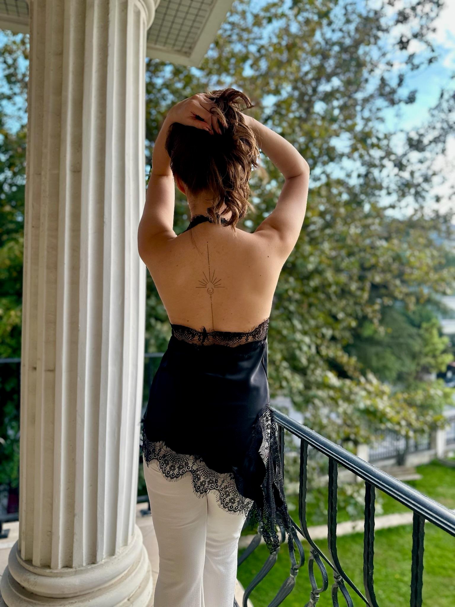 Saten Kumaş Degaje Yaka Dantel Detaylı Asimetrik Bluz Siyah