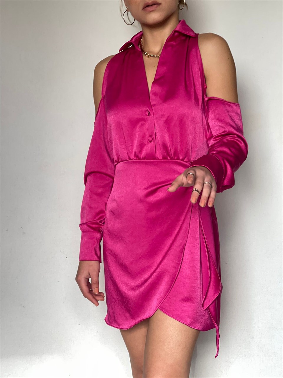 Saten Kumaş Eteği Bağlamalı Omuz Dekolteli Elbise