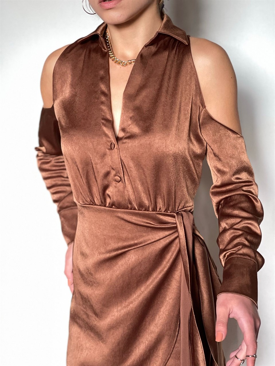 Saten Kumaş Eteği Bağlamalı Omuz Dekolteli Elbise