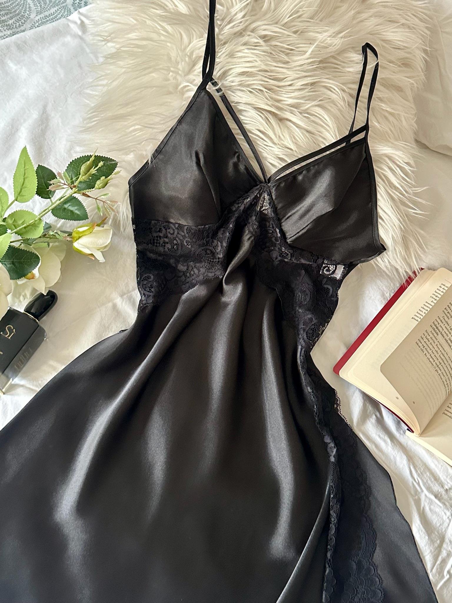 Saten Kumaş Güpürlü Göğüs Biye Detaylı Siyah Gecelik