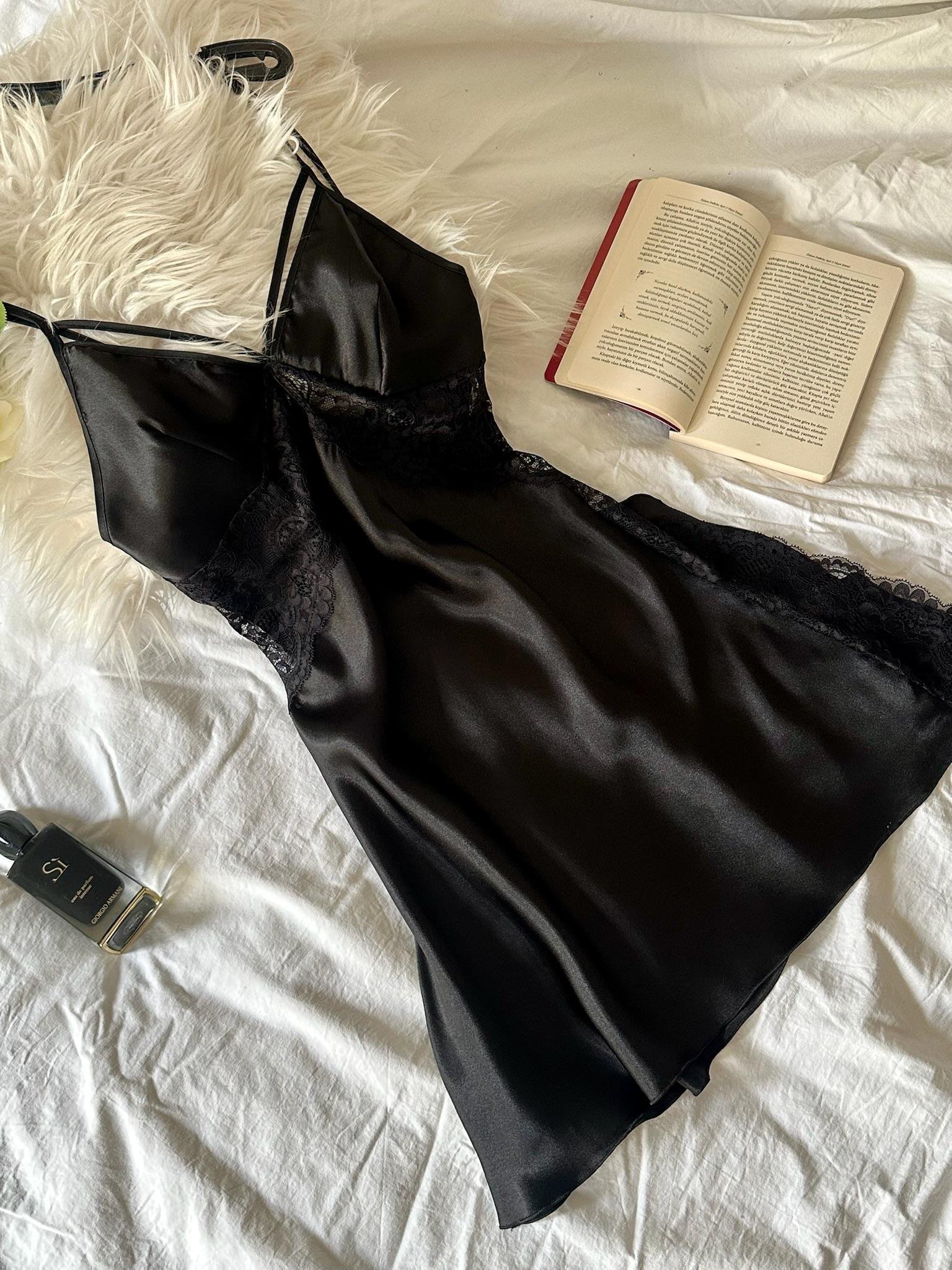 Saten Kumaş Güpürlü Göğüs Biye Detaylı Siyah Gecelik