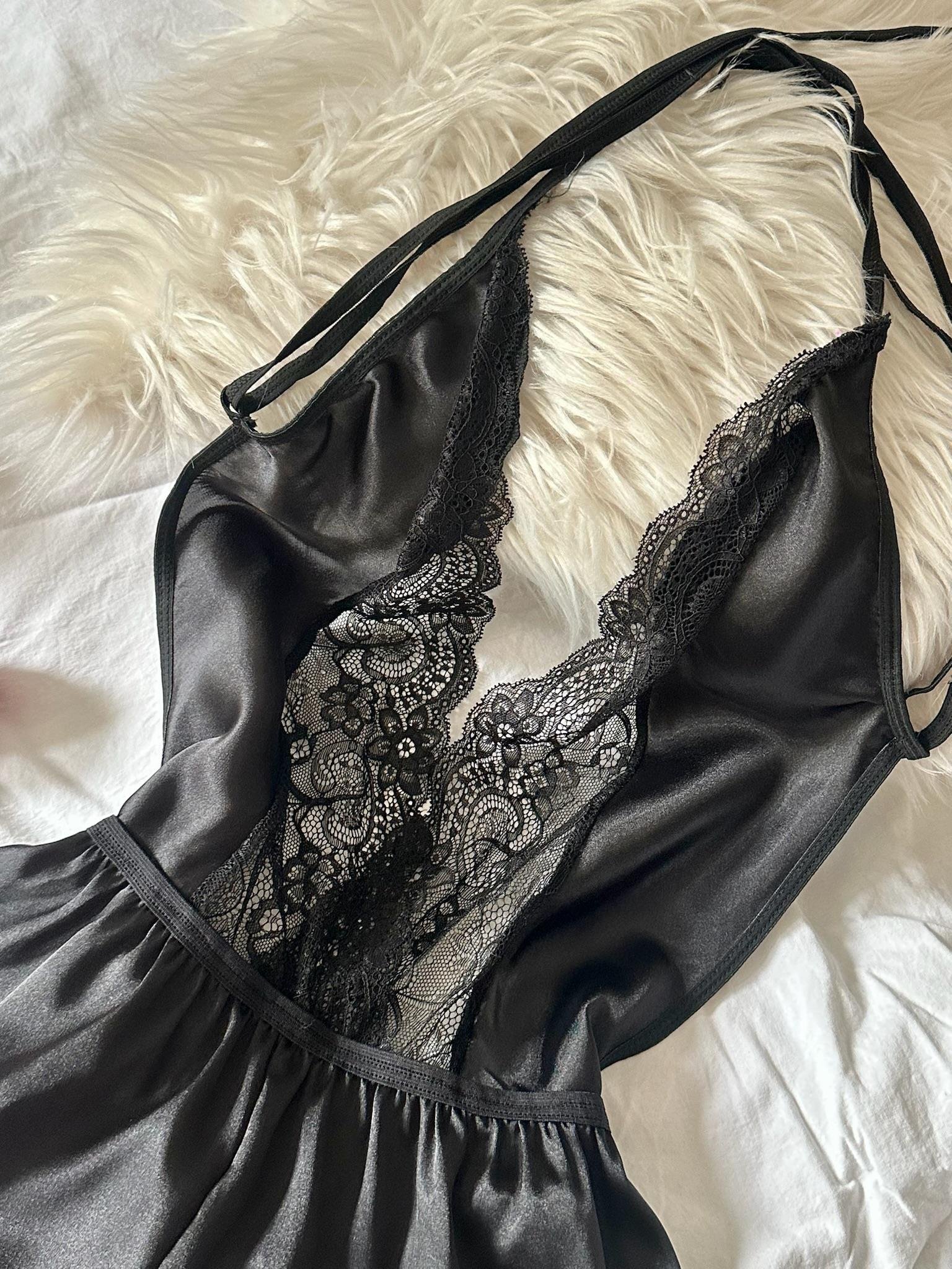 Saten Kumaş Güpürlü Sırt Detaylı Şort Tulum 