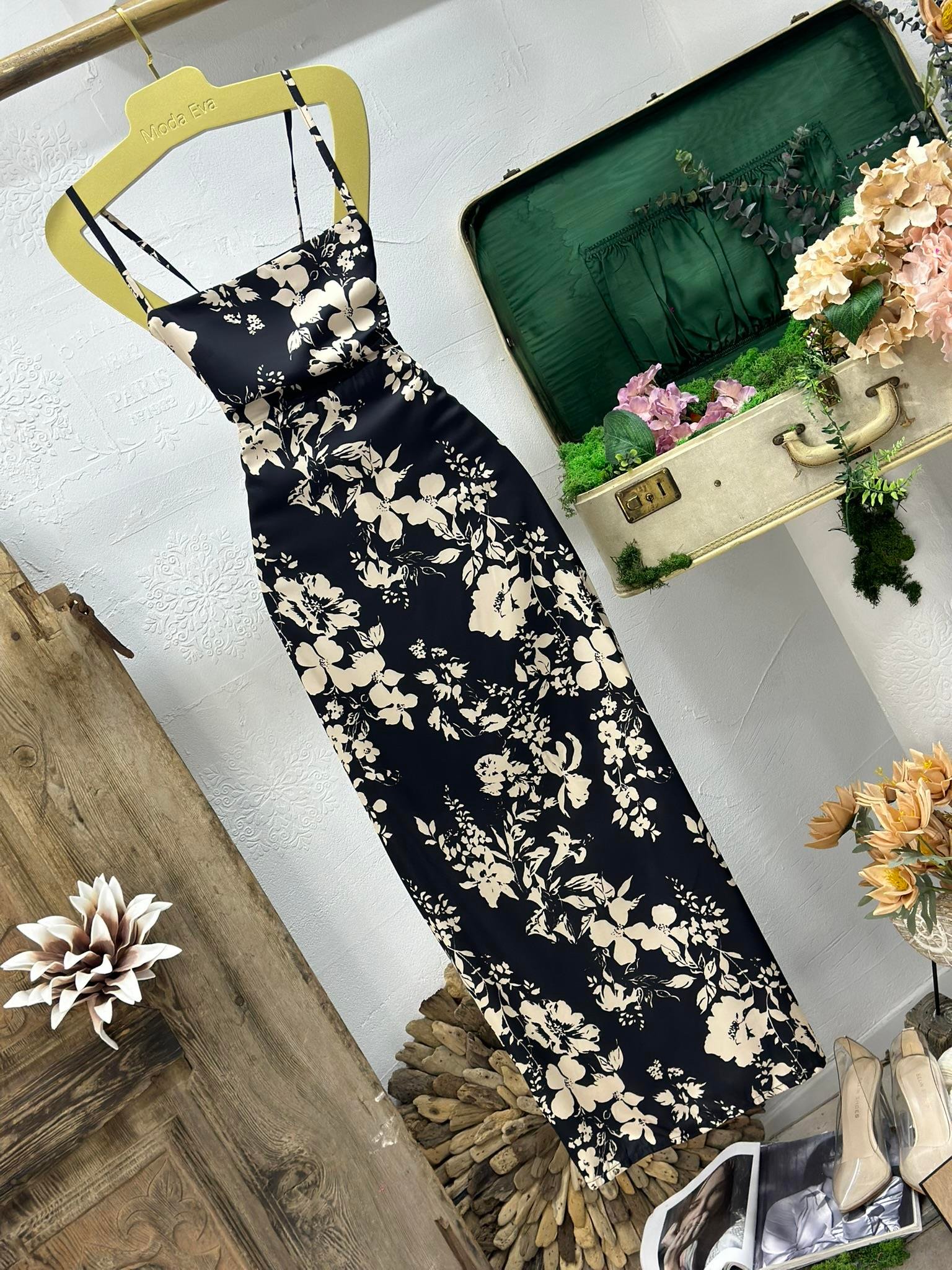 Saten Kumaş Siyah Bej Çiçek Desenli Sırt Gipeli Tasarım Uzun Elbisemiz