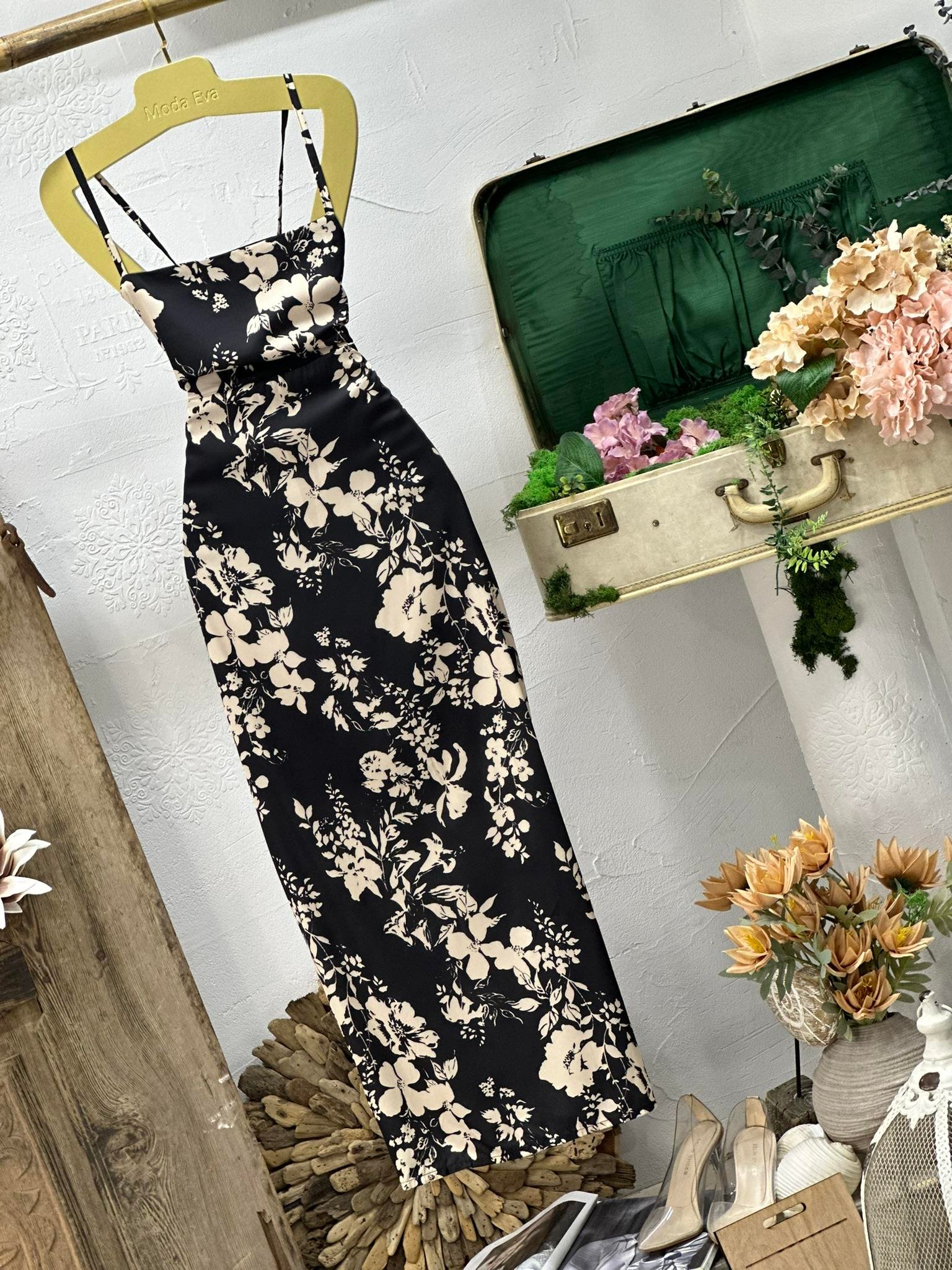 Saten Kumaş Siyah Bej Çiçek Desenli Sırt Gipeli Tasarım Uzun Elbisemiz