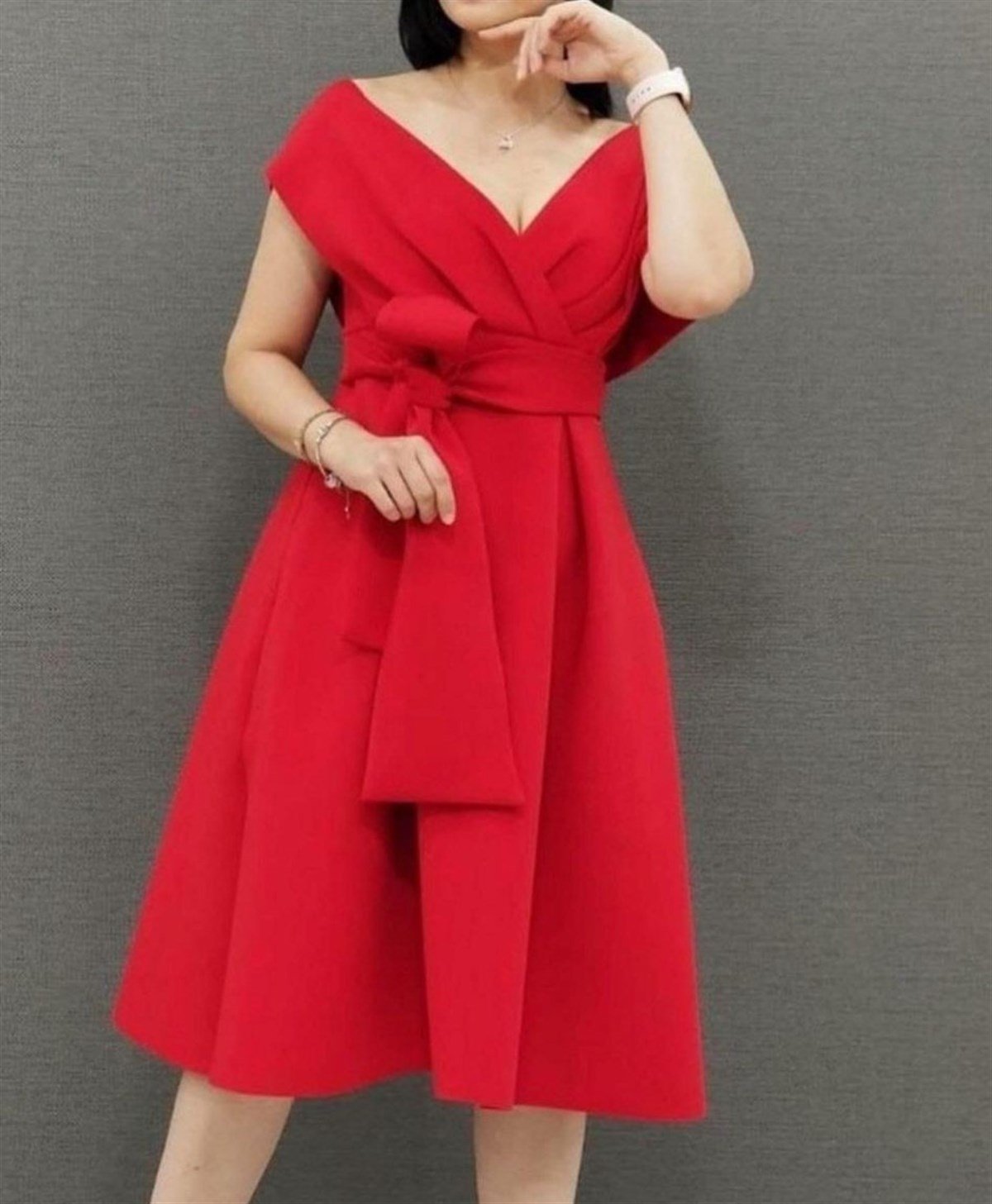 SCUBA CREP KUMAŞ DÜŞÜK OMUZ KUŞAKLI MİDİ BOY ELBİSE