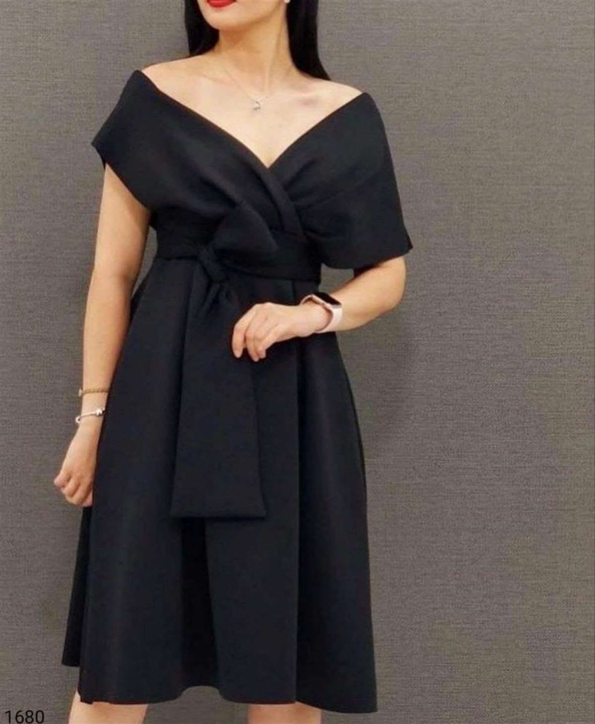 SCUBA CREP KUMAŞ DÜŞÜK OMUZ KUŞAKLI MİDİ BOY ELBİSE