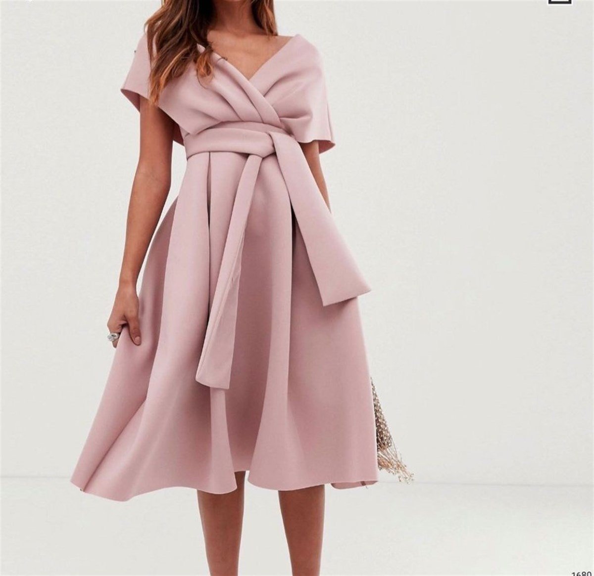 SCUBA CREP KUMAŞ DÜŞÜK OMUZ KUŞAKLI MİDİ BOY ELBİSE