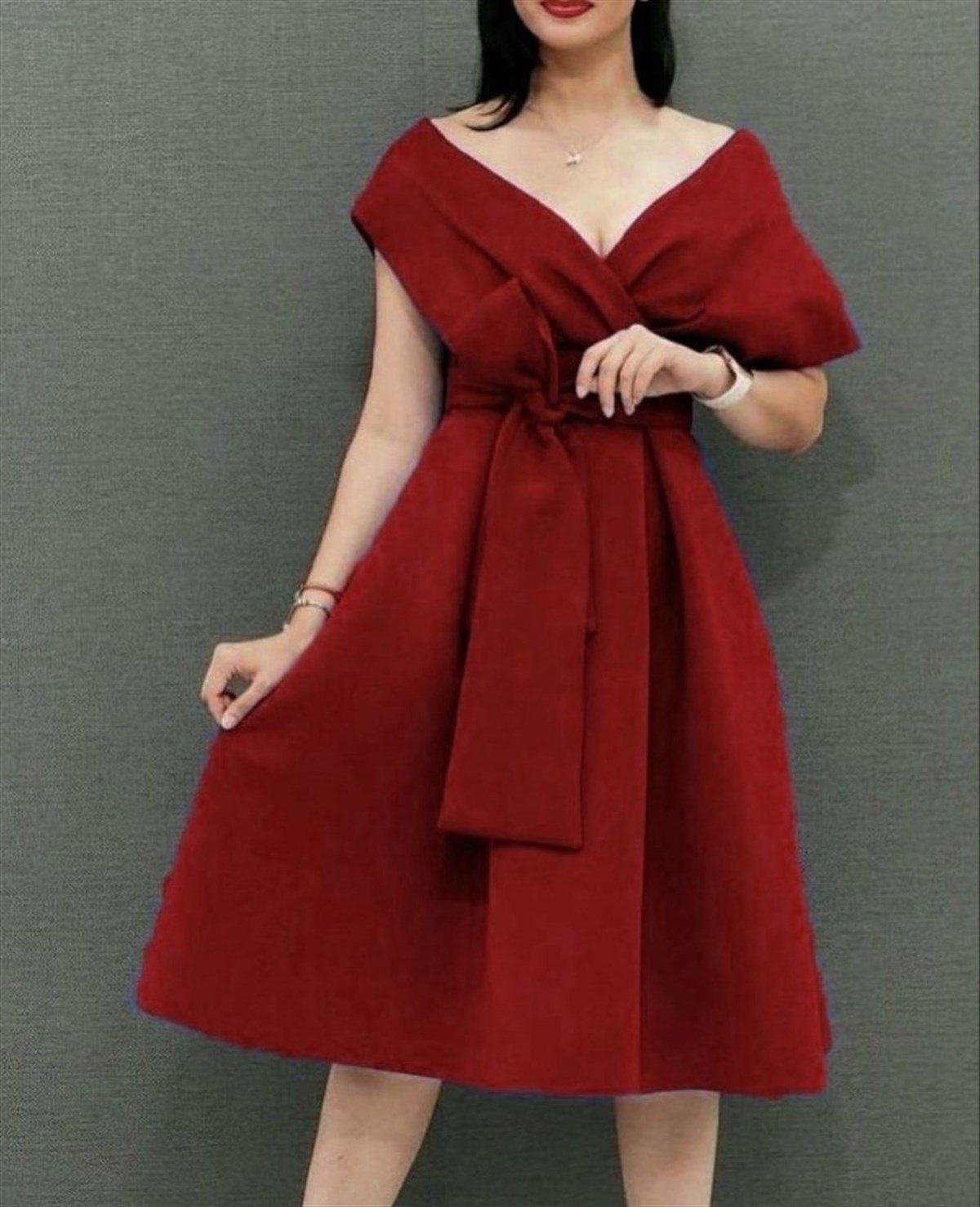 SCUBA CREP KUMAŞ DÜŞÜK OMUZ KUŞAKLI MİDİ BOY ELBİSE