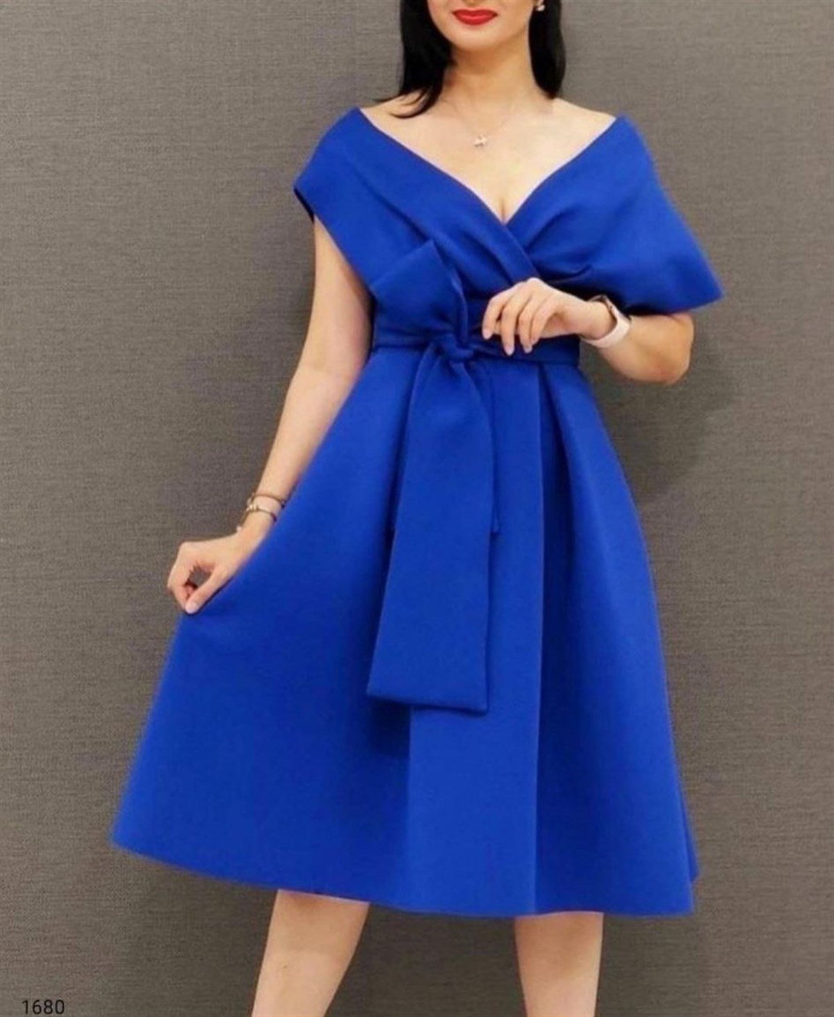 SCUBA CREP KUMAŞ DÜŞÜK OMUZ KUŞAKLI MİDİ BOY ELBİSE