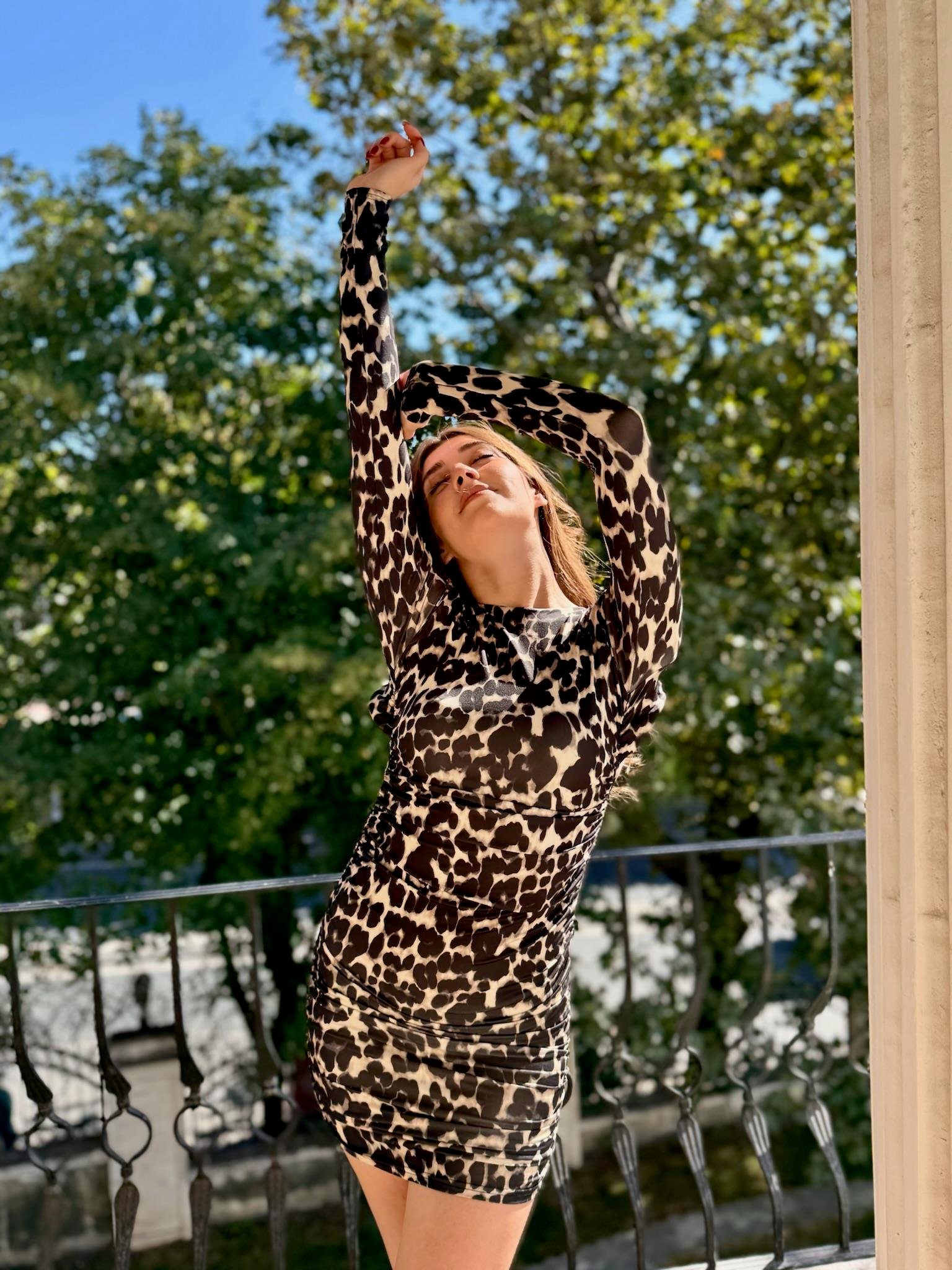 Scuba Kumaş Drapeli Vatkalı Sırt Dekolteli Mini Elbise Leopar