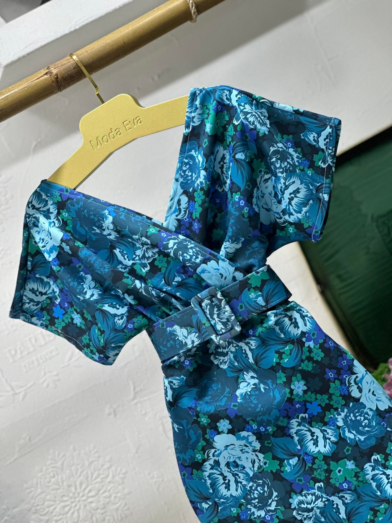 Scuba Kumaş Kruvaze Yaka Kaplama Kemerli Turkuaz Çiçek Desen Kalem Elbisemiz