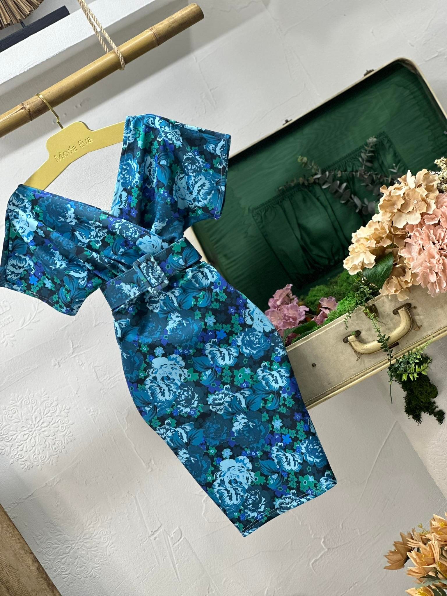 Scuba Kumaş Kruvaze Yaka Kaplama Kemerli Turkuaz Çiçek Desen Kalem Elbisemiz