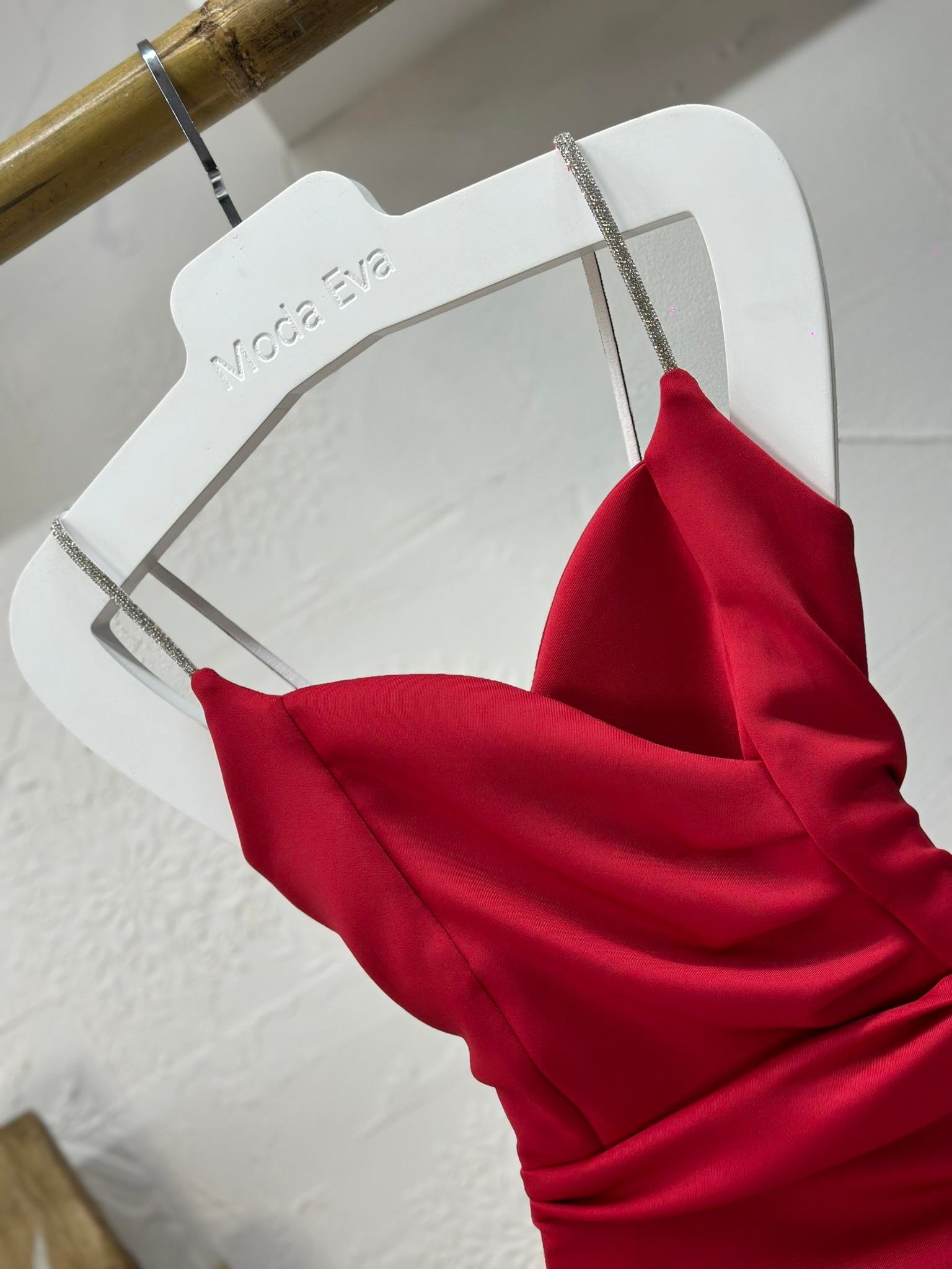 Scuba Kumaş Taş Askılı Yan Yırtmaçlı Drapeli Elbisemiz