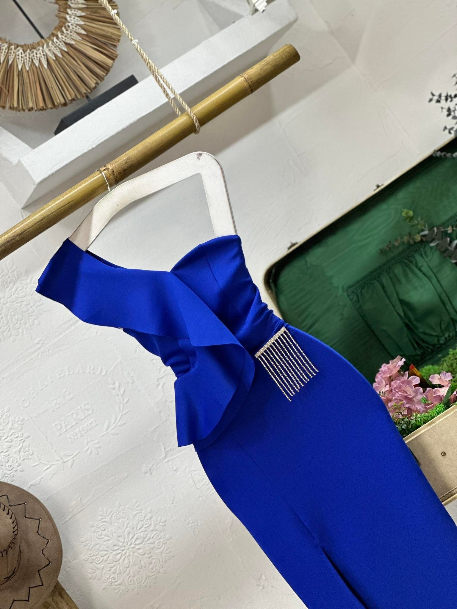 Scuba Kumaş Tek Omuz Volanlı Yırtmaç Detay Kalem Elbise