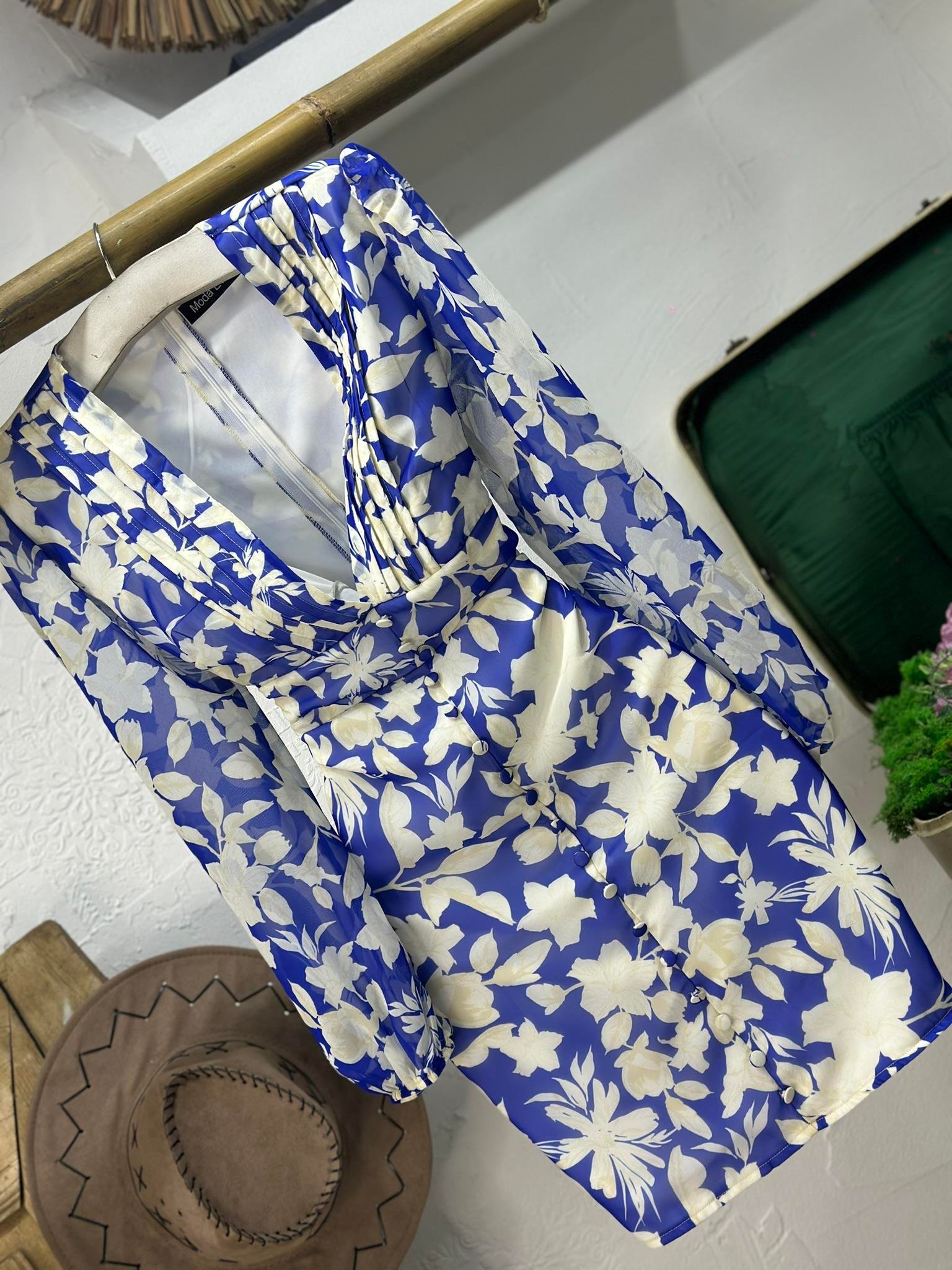 Şifon Kumaş Derin V Yaka Kaplama Düğmeli Tasarım Elbise