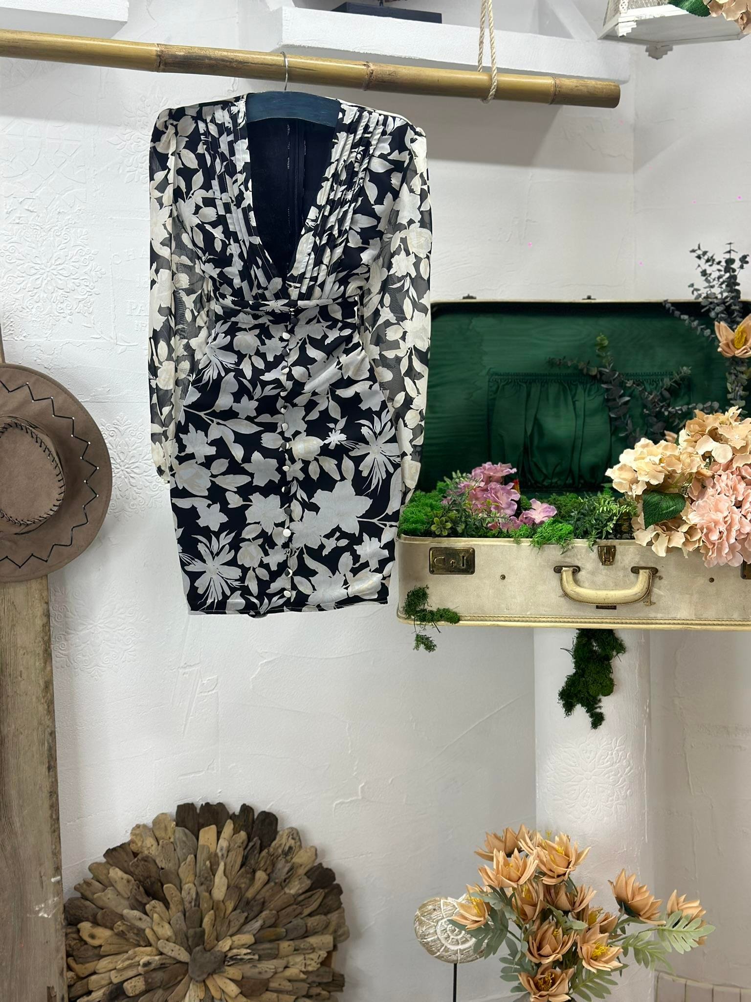 Şifon Kumaş Derin V Yaka Kaplama Düğmeli Tasarım Elbise