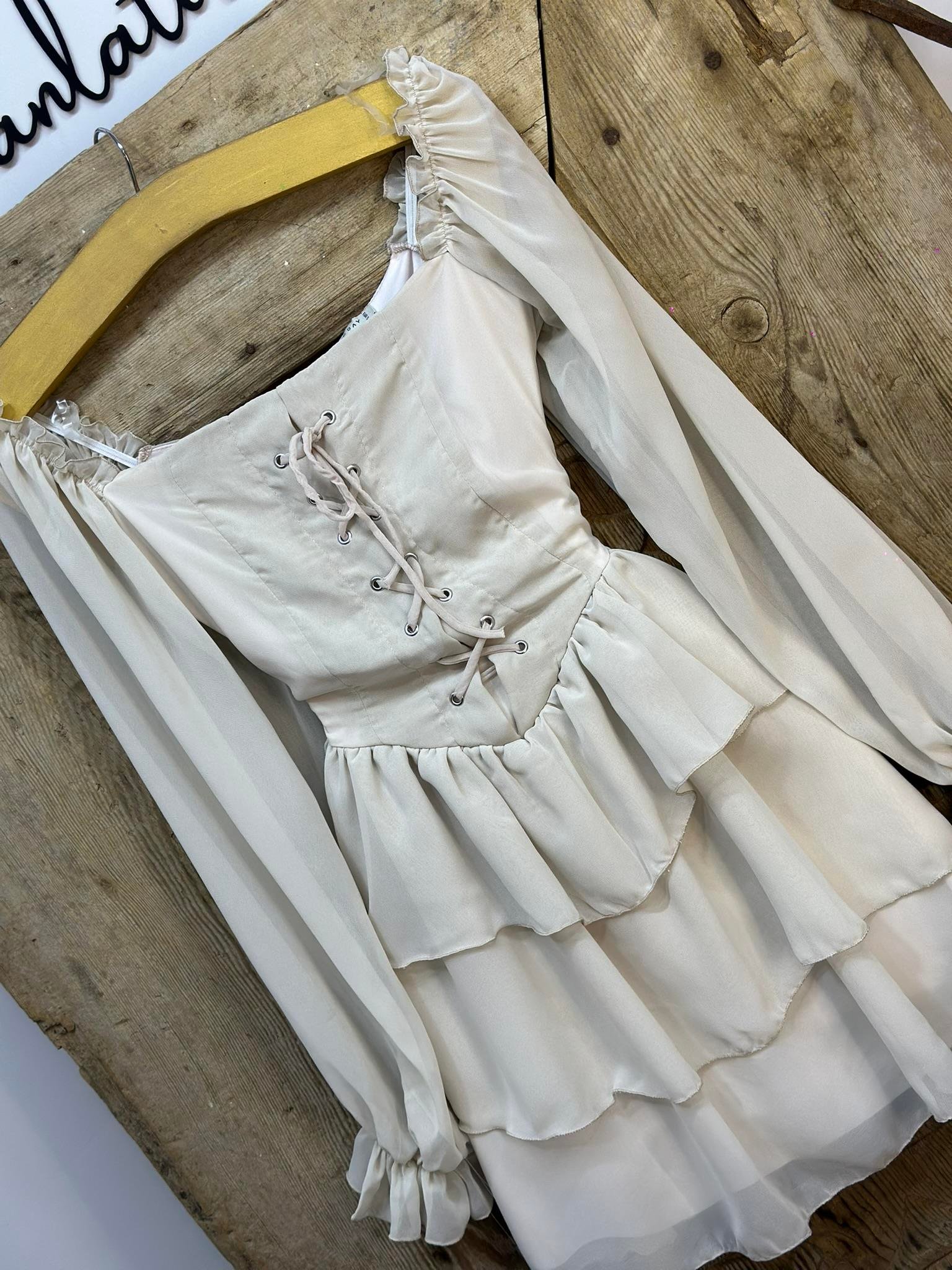 Şifon Kumaş Kat Etekli Göğüs Kuşgözü Detay Tasarım Elbise