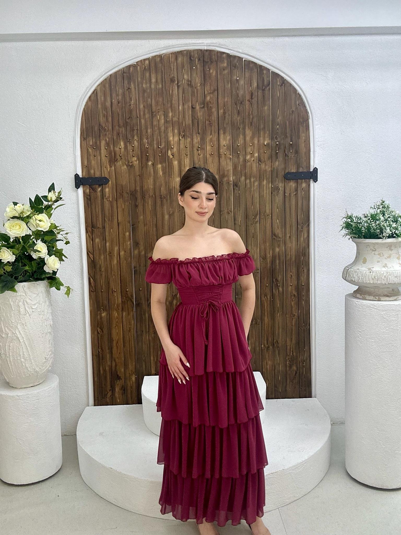 Şifon Kumaş Madonna Yaka Kat Etekli Uzun Elbise