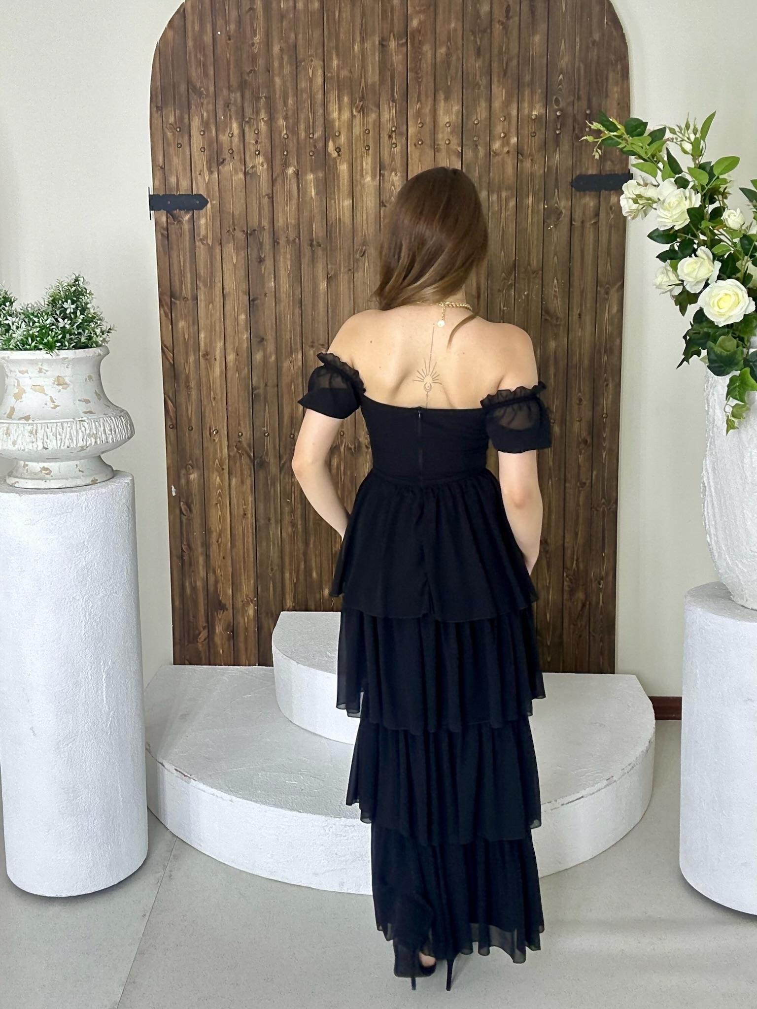 Şifon Kumaş Madonna Yaka Kat Etekli Uzun Elbise Siyah