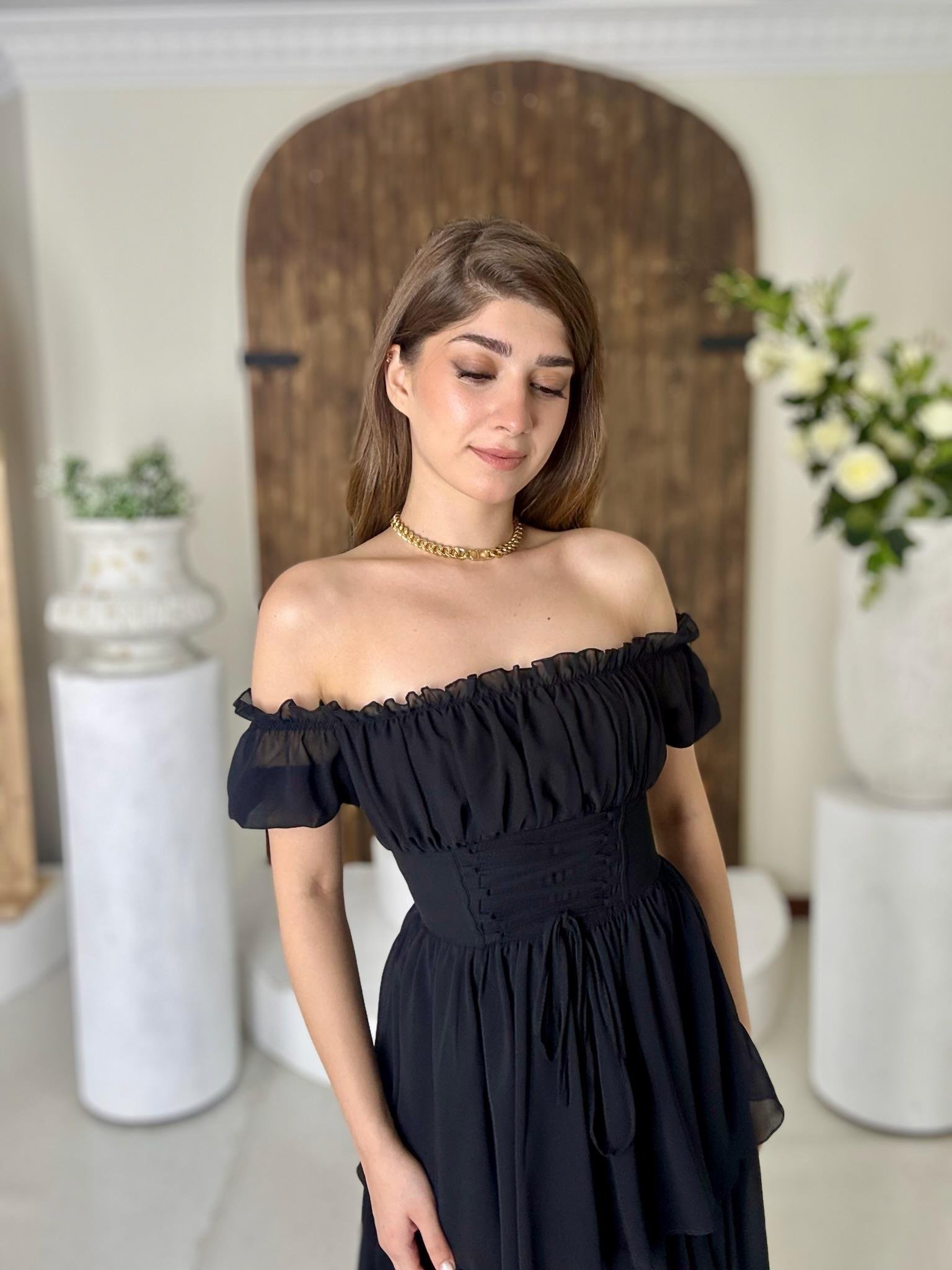 Şifon Kumaş Madonna Yaka Kat Etekli Uzun Elbise Siyah