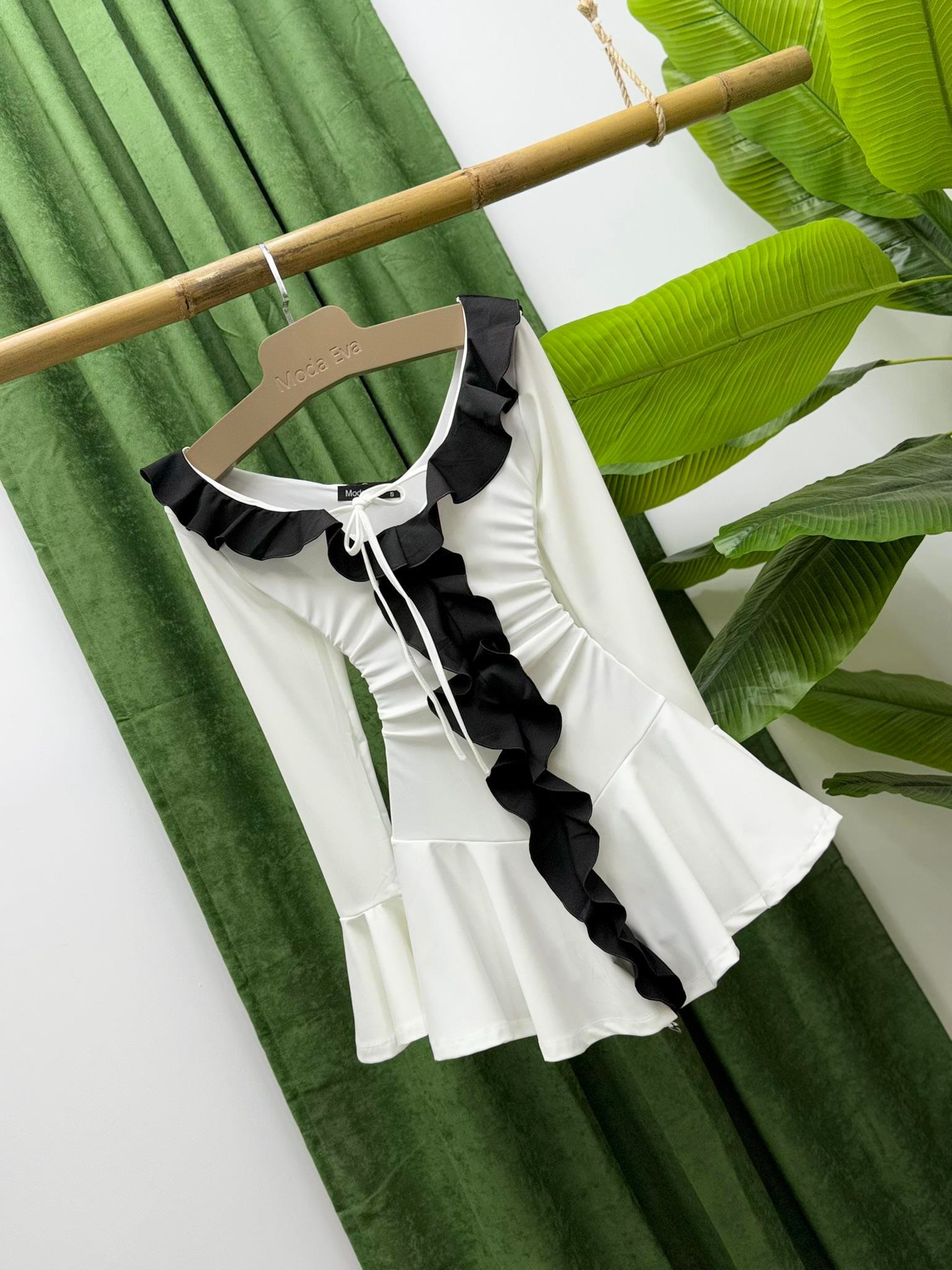 Siyah Fırfır Detaylı Eteği Volanlı Tasarım Elbise Beyaz