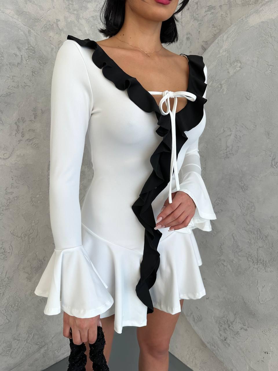 Siyah Fırfır Detaylı Eteği Volanlı Tasarım Elbise Beyaz