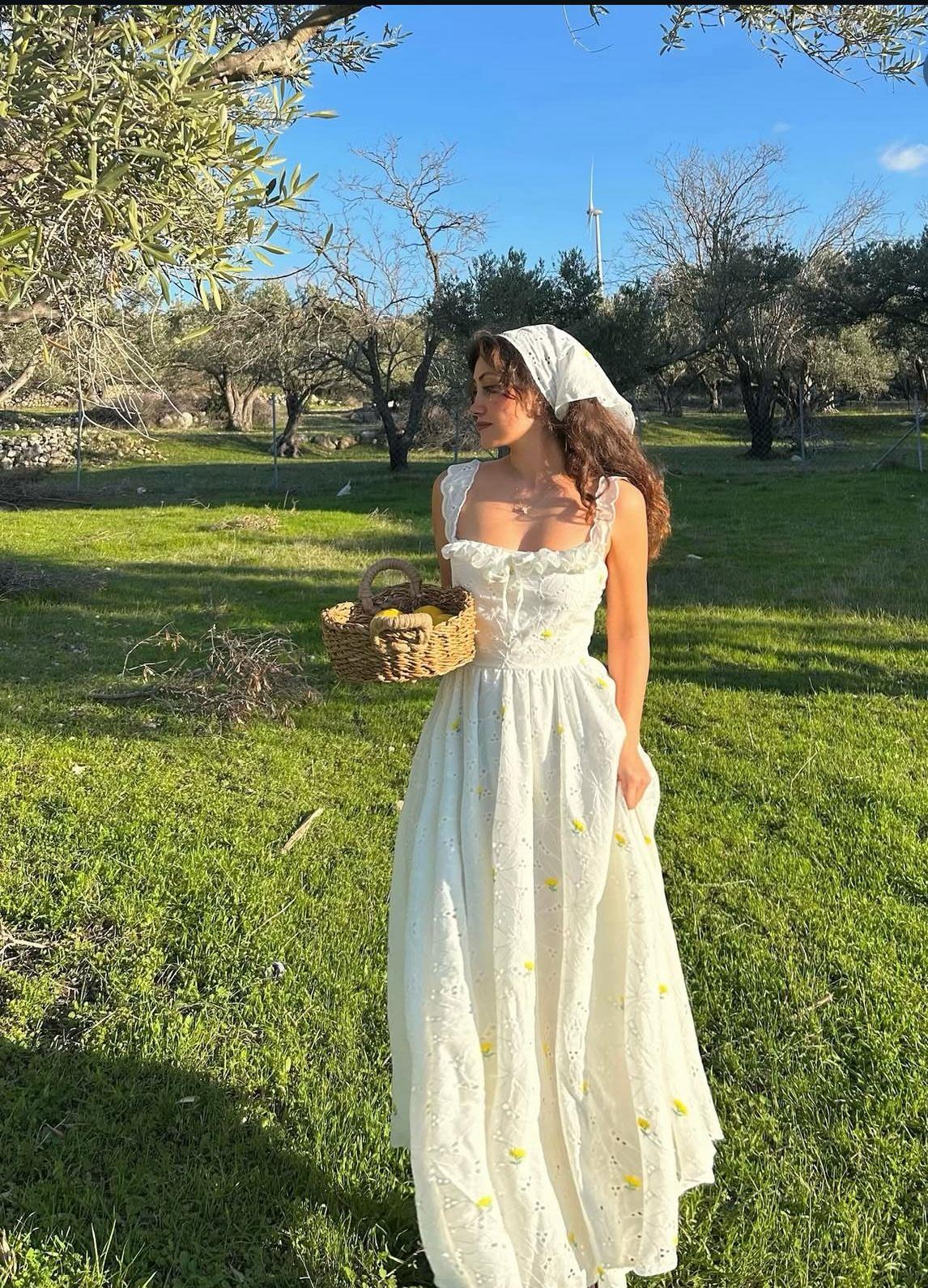 Vual Brode Kumaş Nakışlı Gipe Detay Tasarım Uzun Beyaz Elbise