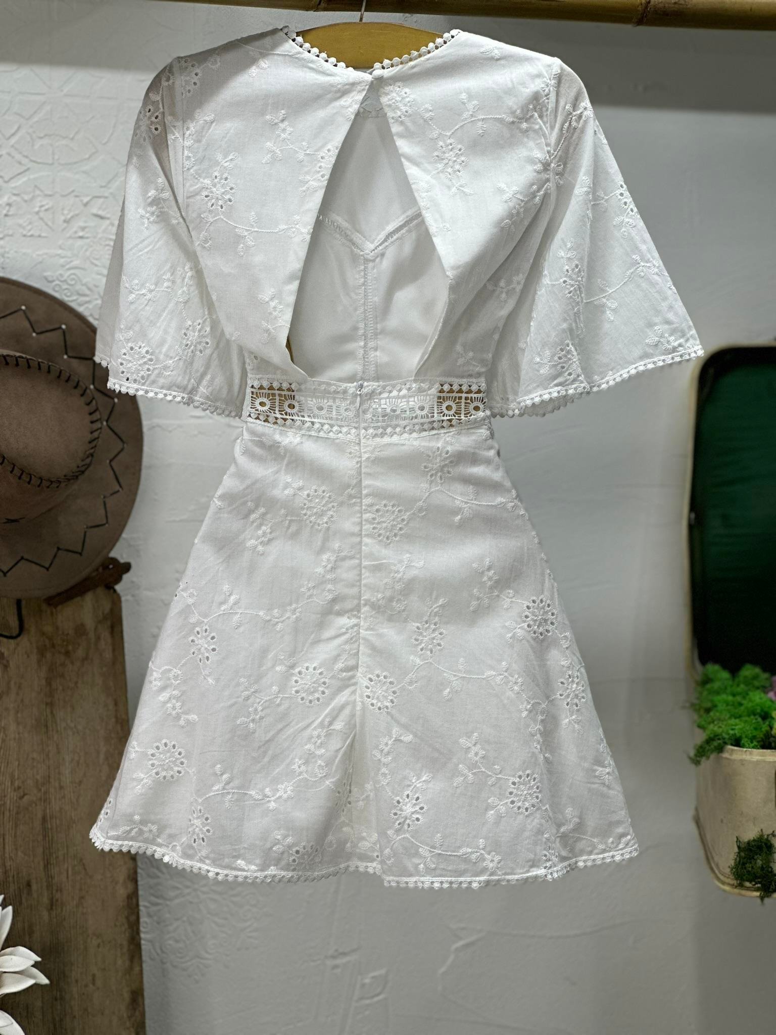 Vual Fisto Kumaş Güpür Detaylı Sırt Dekolteli Tasarım Beyaz Elbise