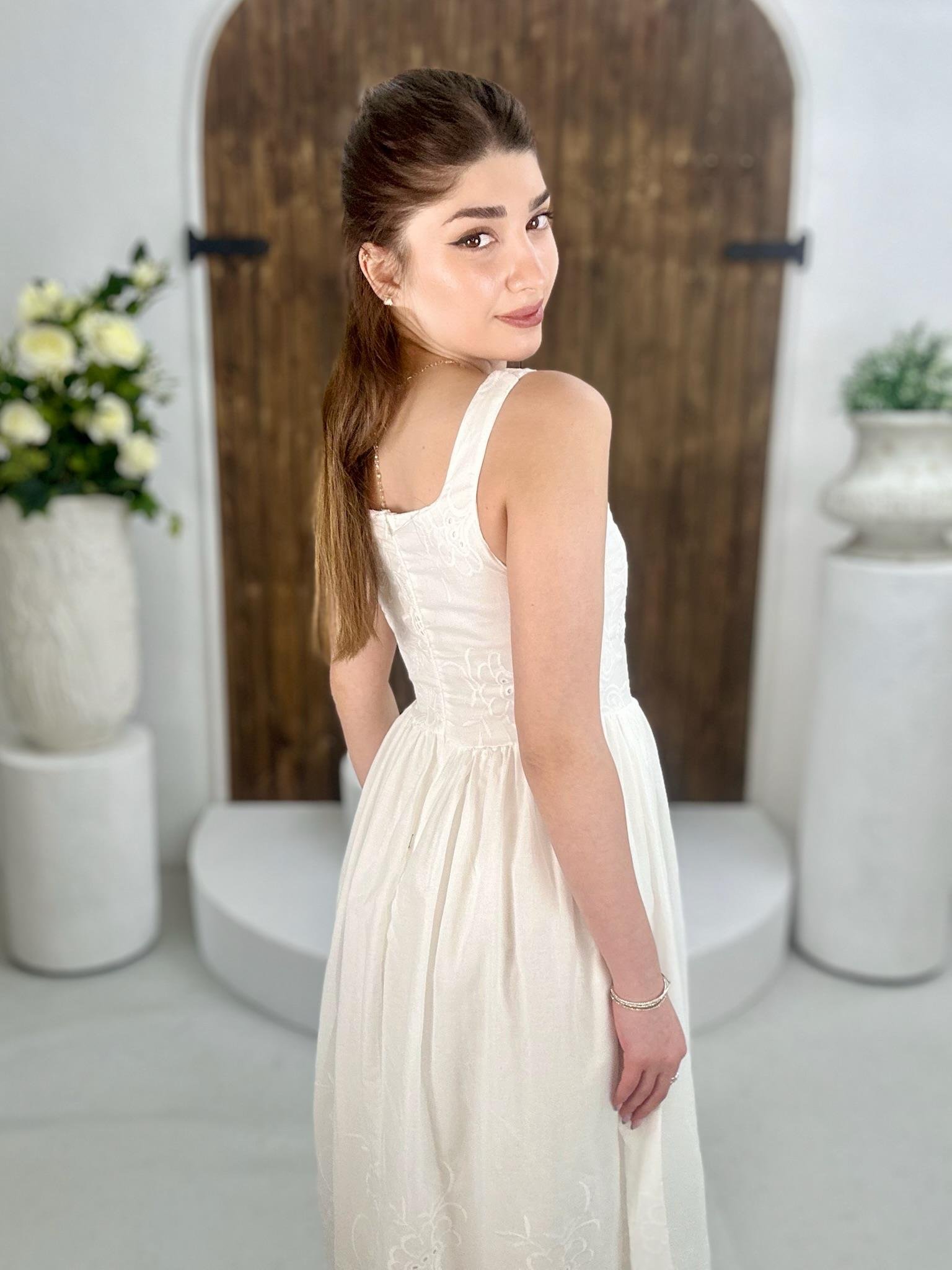 Vual Kumaş Kare Yaka Güpür Detay Midi Boy Beyaz Elbise 