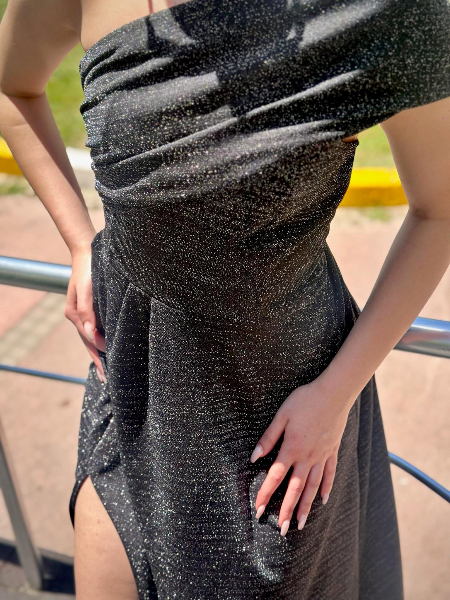 Yırtmaç Detay Simli Crep Kumaş Tek Omuz Elbisemiz