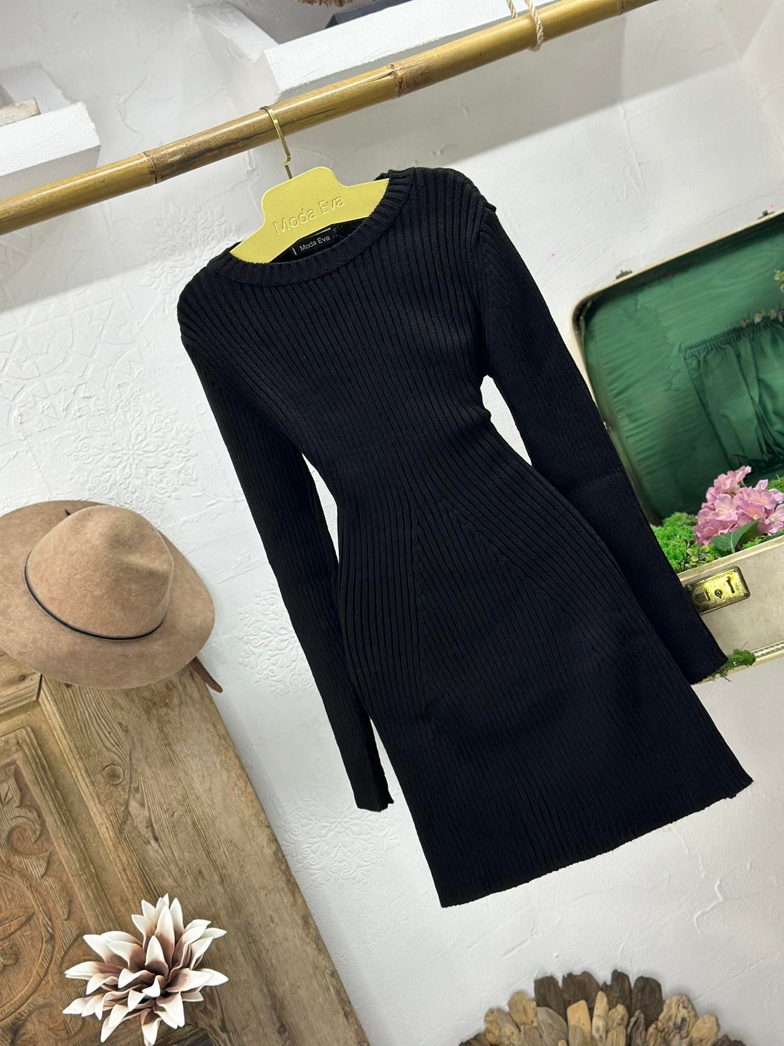 Yuvarlak Yaka Çan Etekli Triko Siyah Elbise