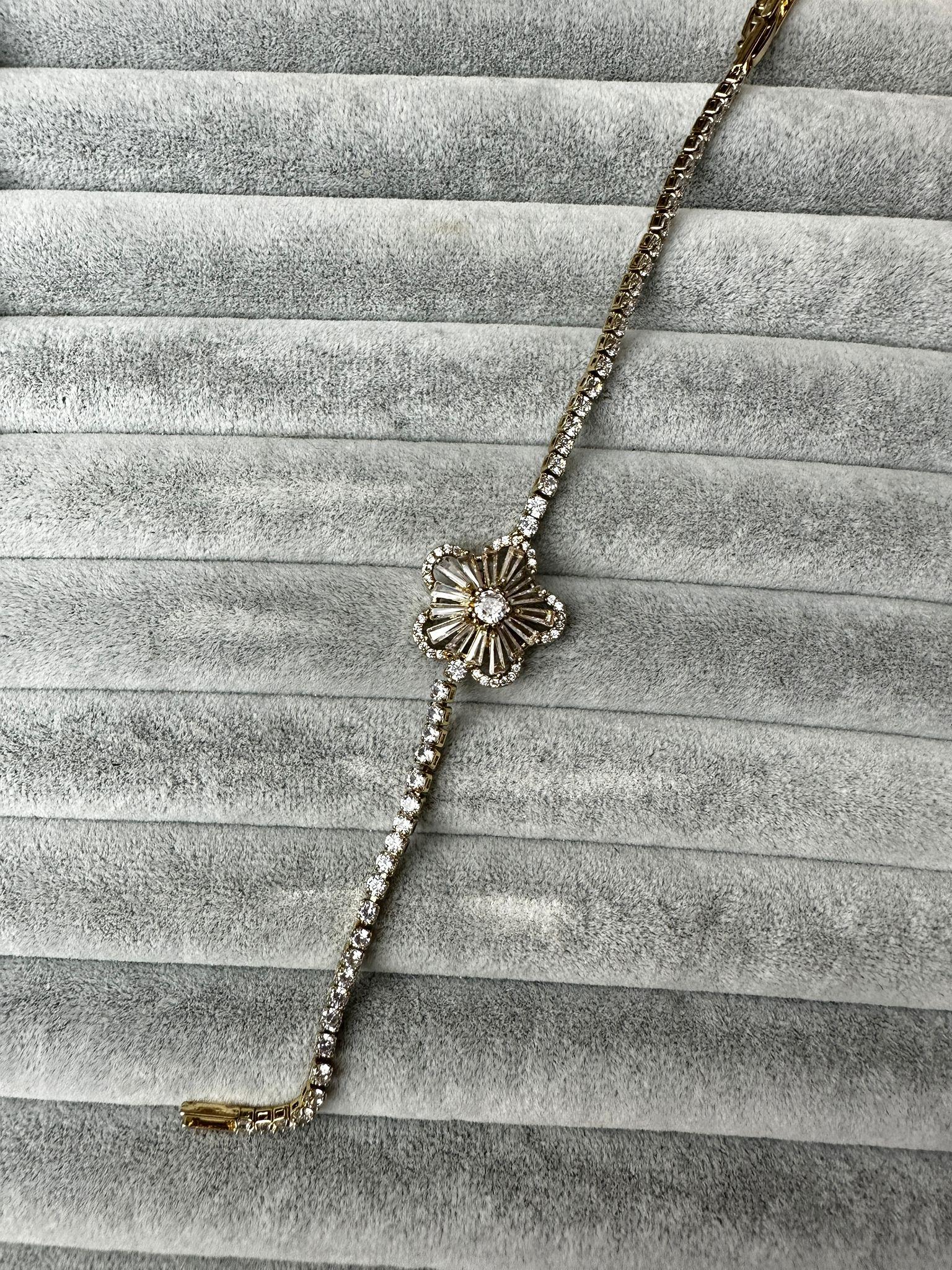 Zi Çiçek Figür Zirkon Taş Çelik Bileklik