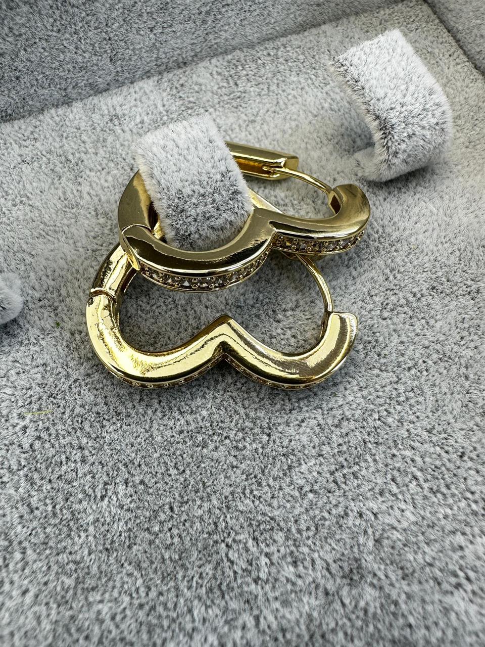 Zirkon Taşlı Tasarım Kalpli Halka Küpe 