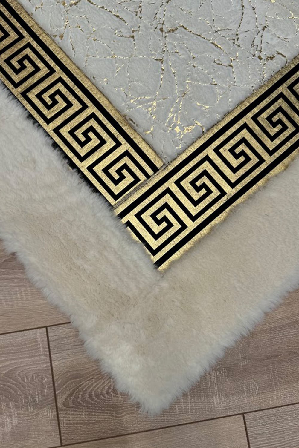 Beyaz Gold Şahmeran Meander Desenli Kadife Yumuşaklığında Tavşan Tüyü Halı